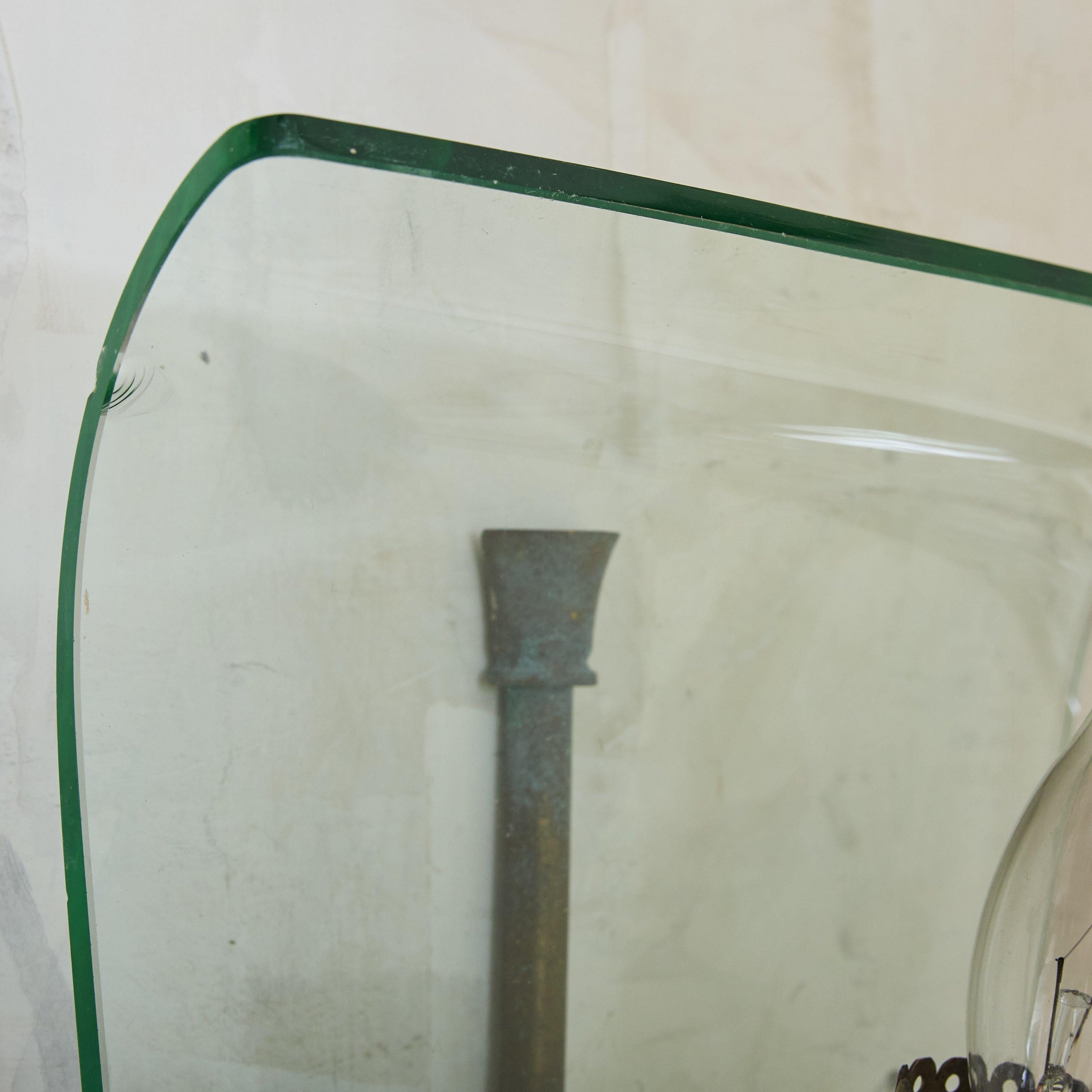 Coppia di lampade a 3 prese in ottone e vetro attribuite a Fontana Arte, anni '40 In condizioni buone in vendita a Chicago, IL