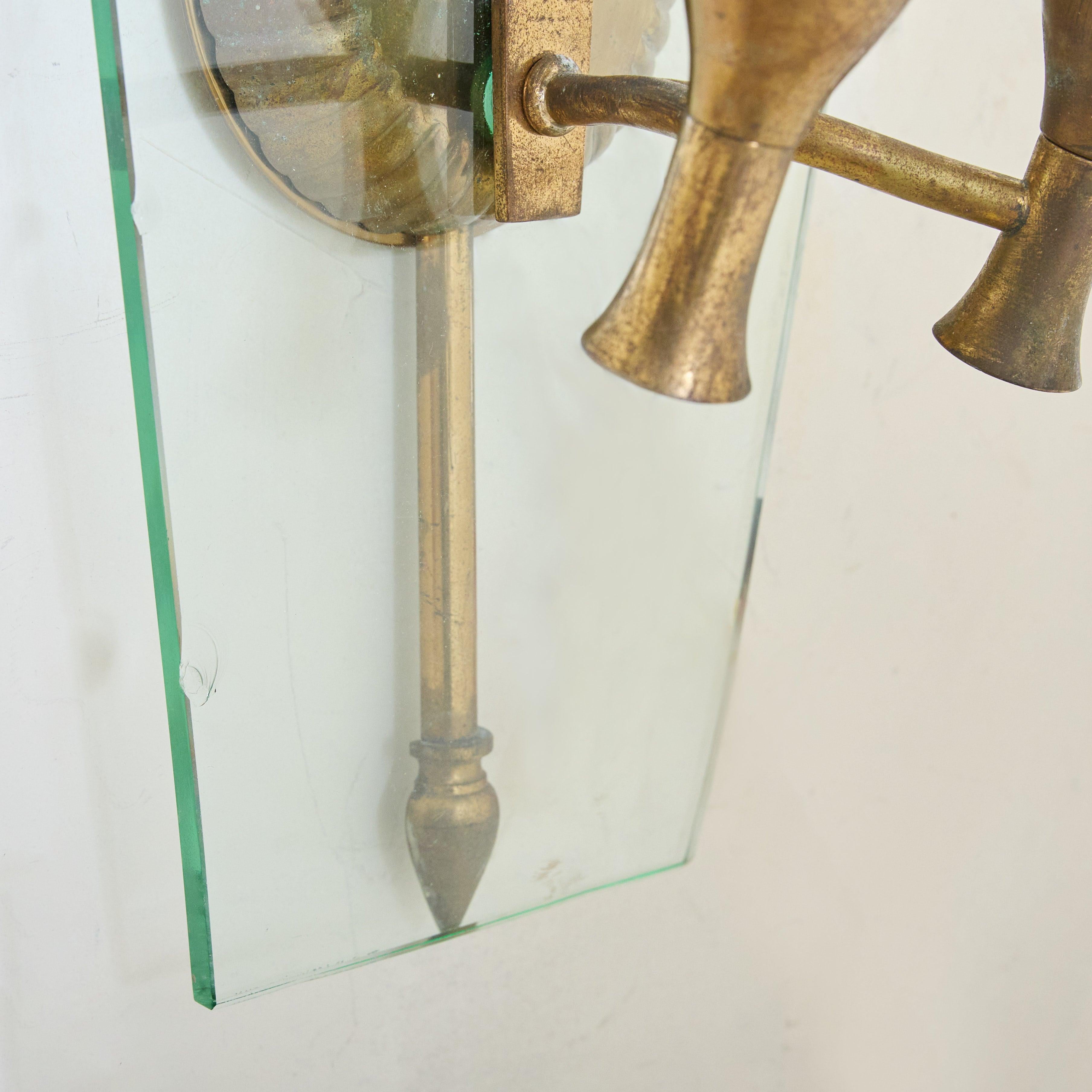 Metà XX secolo Coppia di lampade a 3 prese in ottone e vetro attribuite a Fontana Arte, anni '40 in vendita
