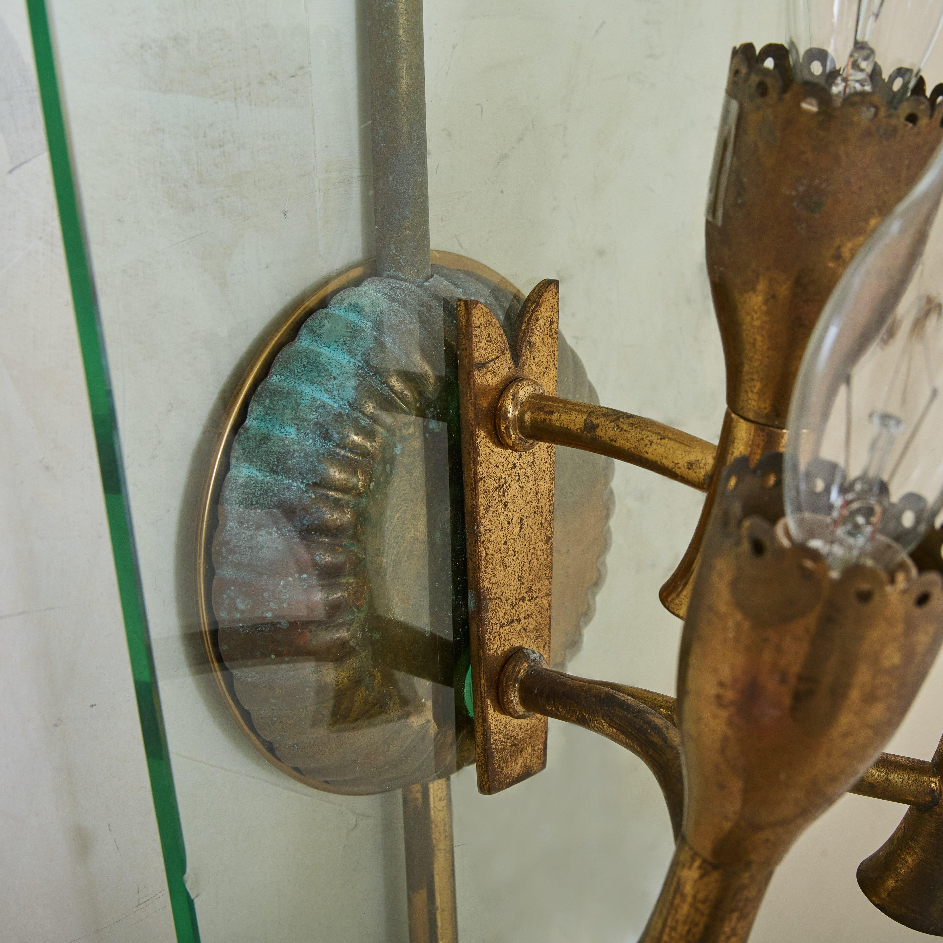 Ottone Coppia di lampade a 3 prese in ottone e vetro attribuite a Fontana Arte, anni '40 in vendita