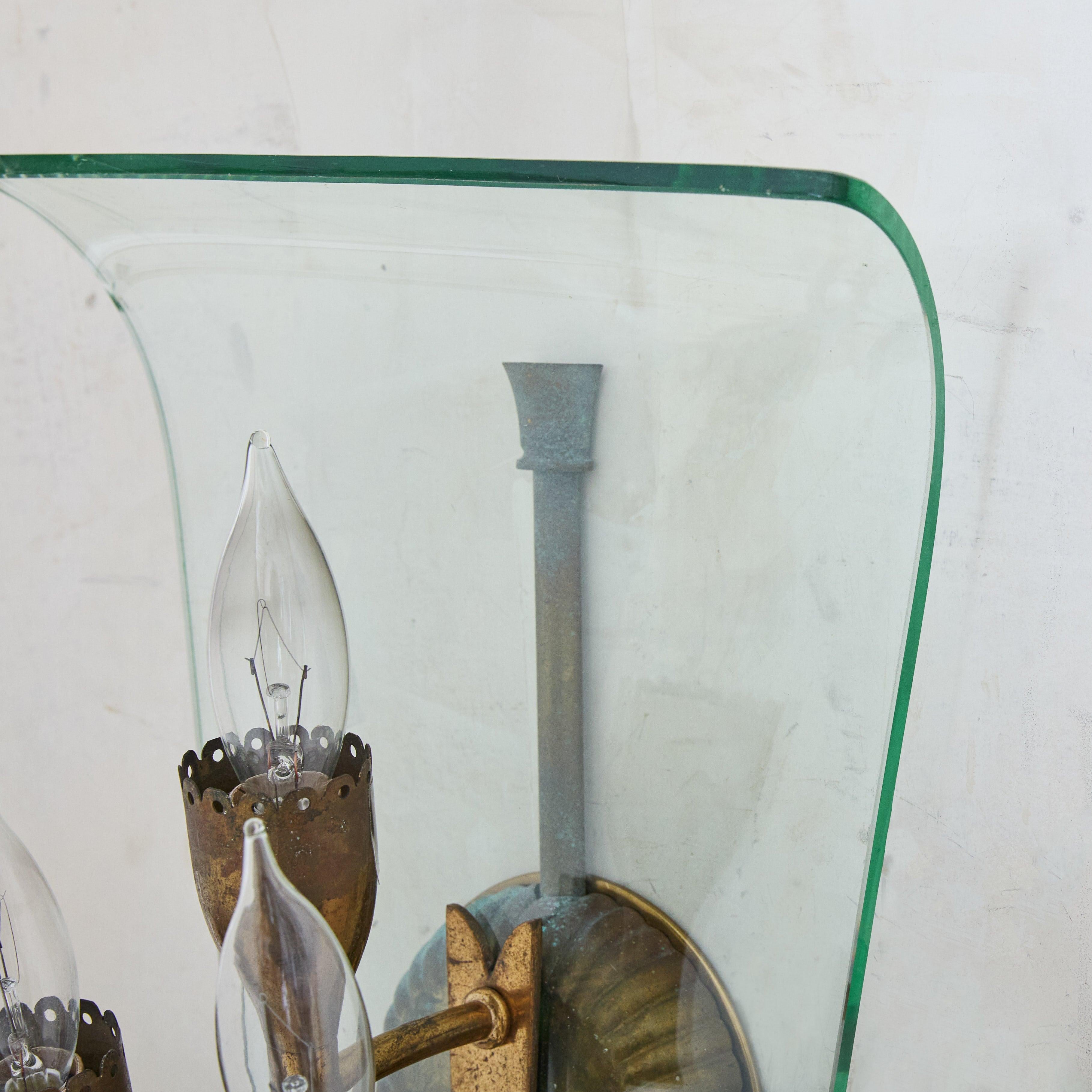Coppia di lampade a 3 prese in ottone e vetro attribuite a Fontana Arte, anni '40 in vendita 2