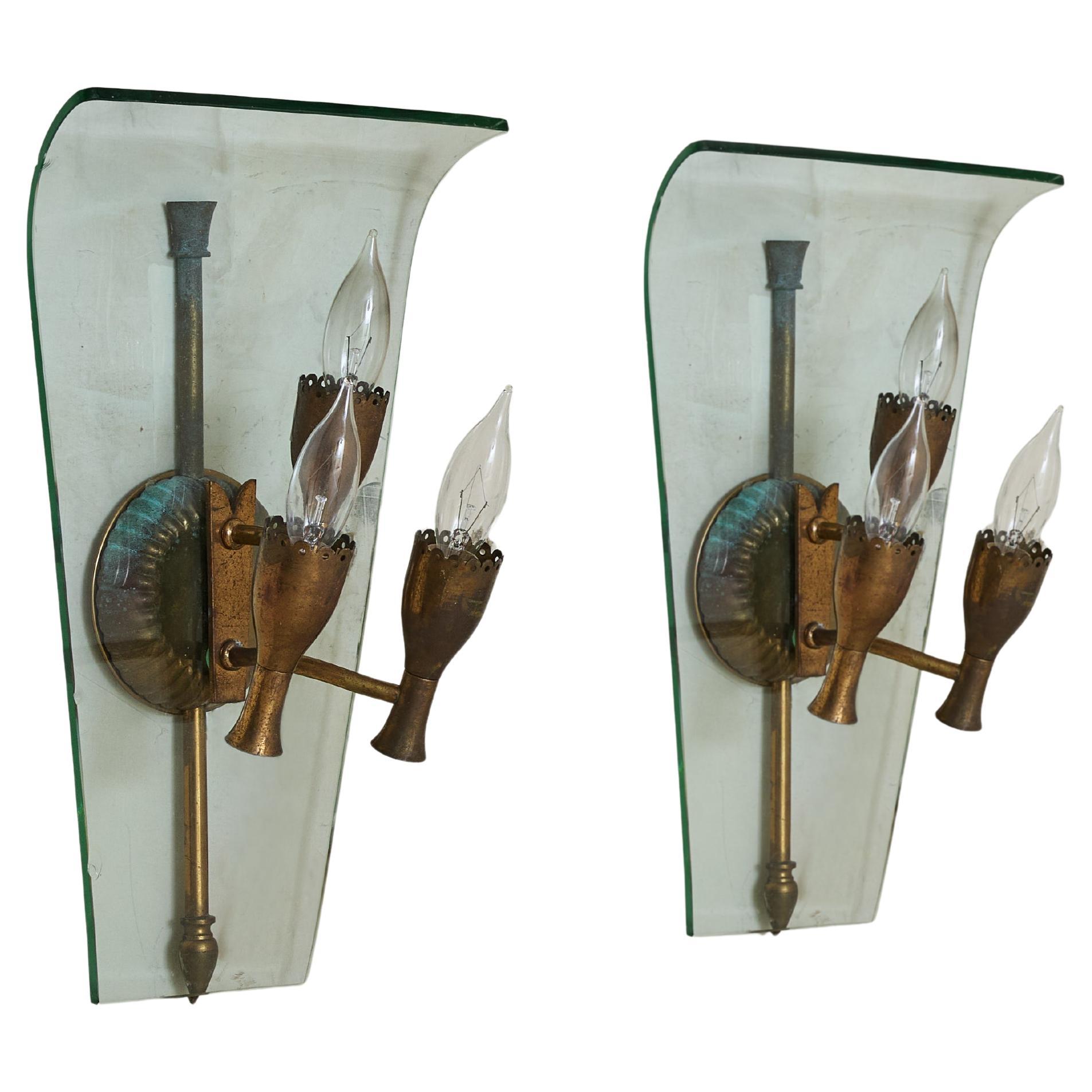 Coppia di lampade a 3 prese in ottone e vetro attribuite a Fontana Arte, anni '40 in vendita