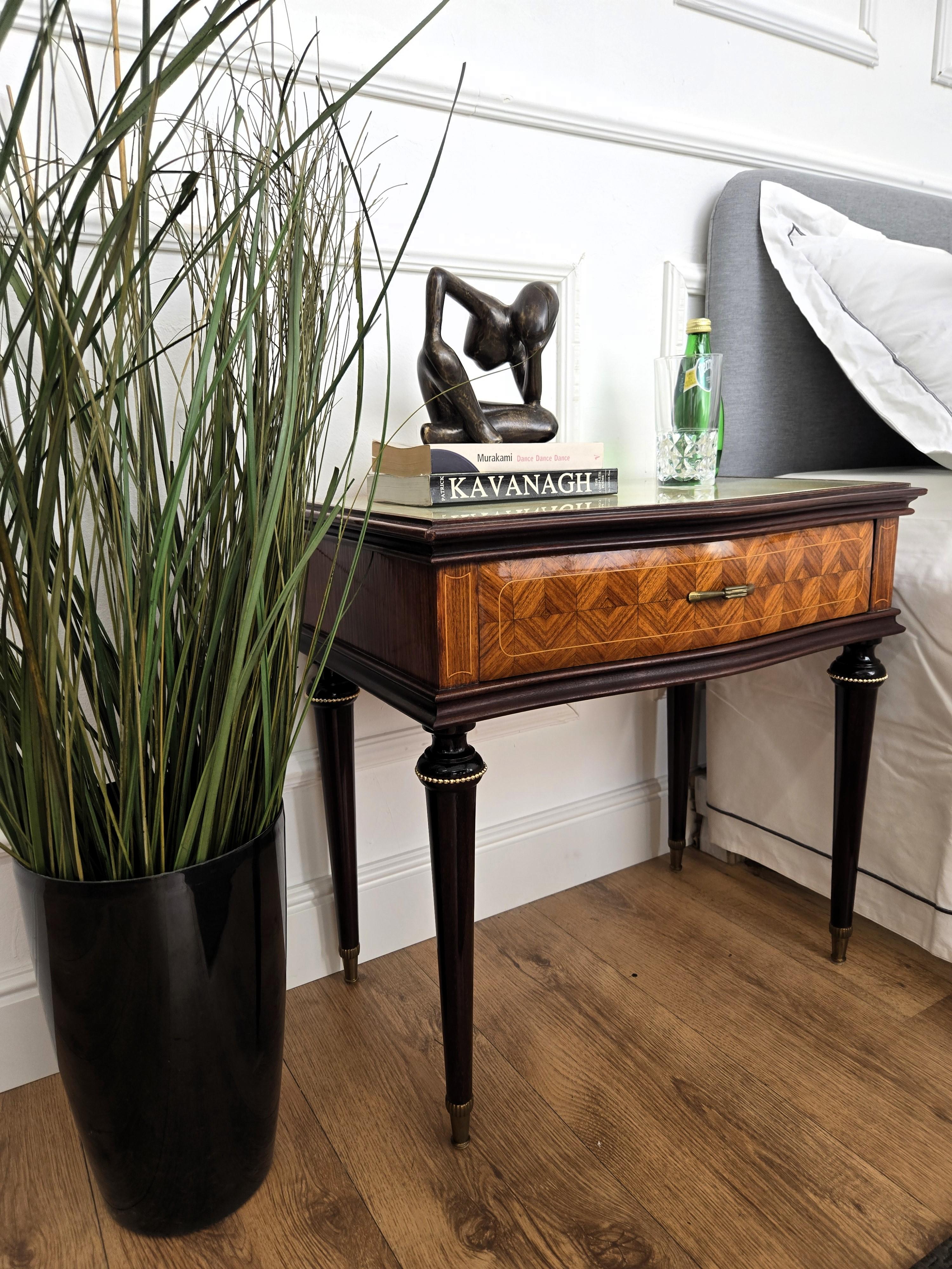 Très élégante et raffinée paire de tables de nuit art déco néoclassique italienne des années 1950 dans une belle structure en bois avec son tiroir frontal grandement façonné et décoré. Les détails en laiton, tels que les poignées et les pieds des
