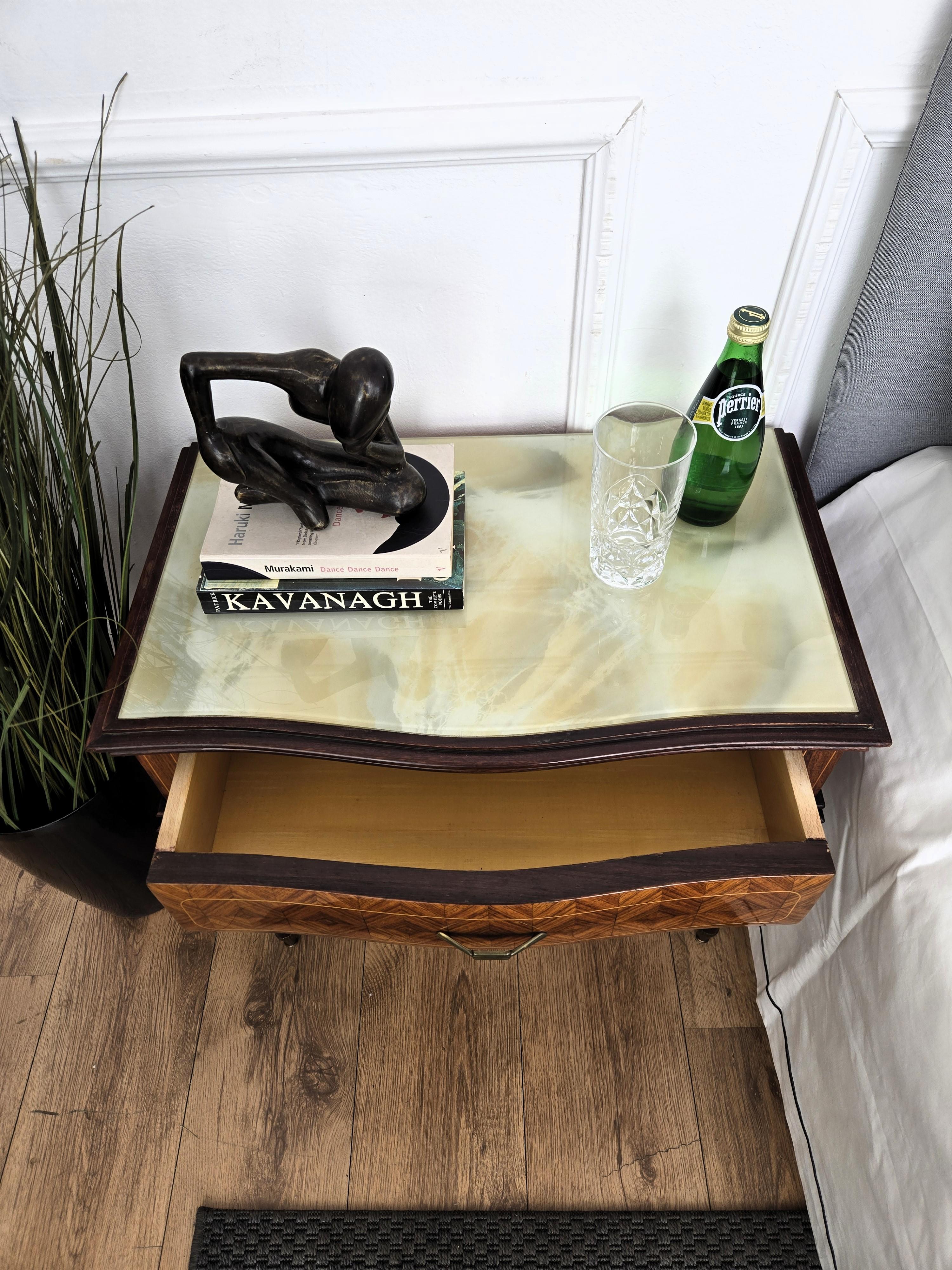 Paire de tables de nuit Art Déco italiennes en laiton et verre du milieu du siècle Tables d'appoint Bon état - En vente à Carimate, Como