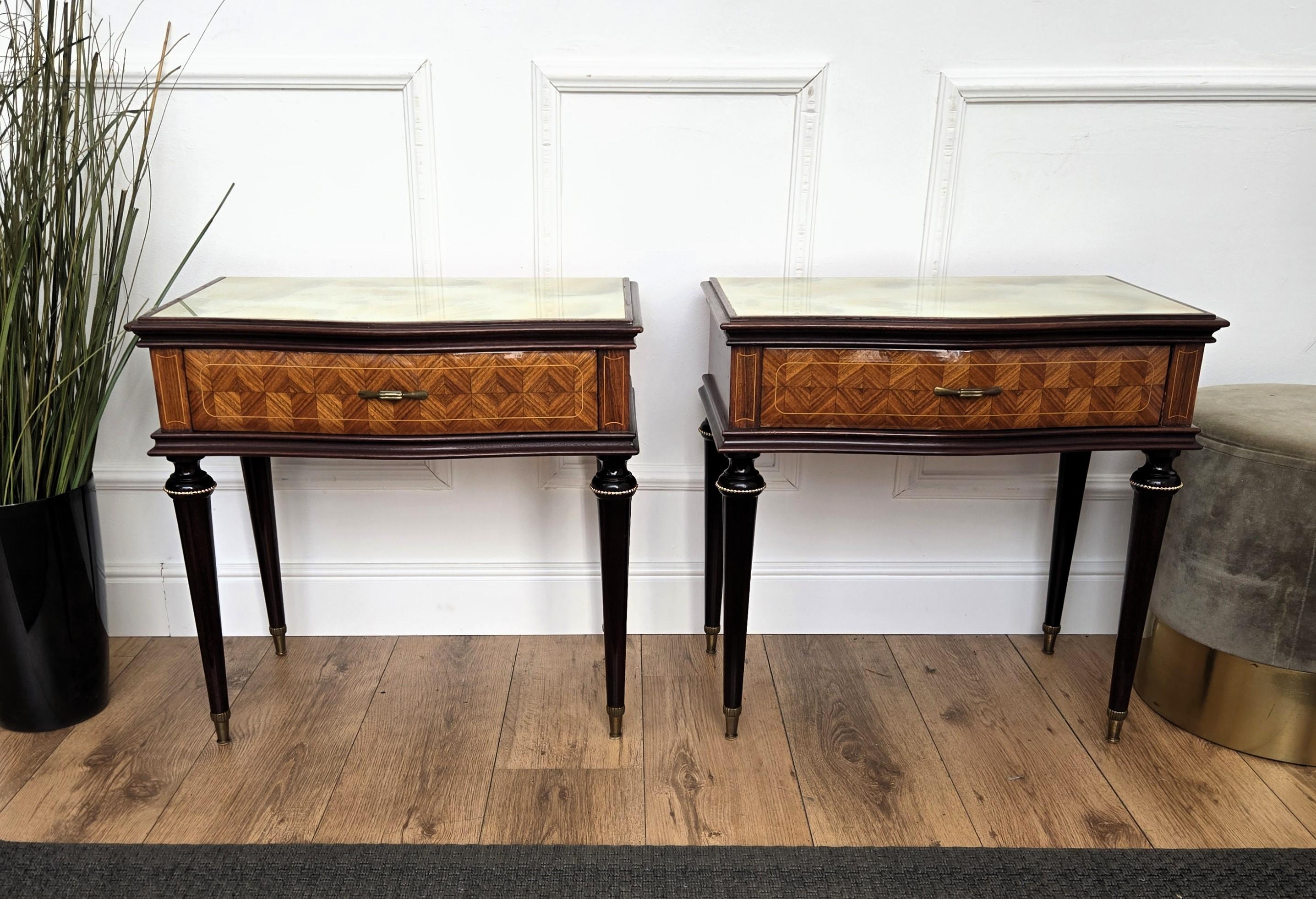 20ième siècle Paire de tables de nuit Art Déco italiennes en laiton et verre du milieu du siècle Tables d'appoint en vente