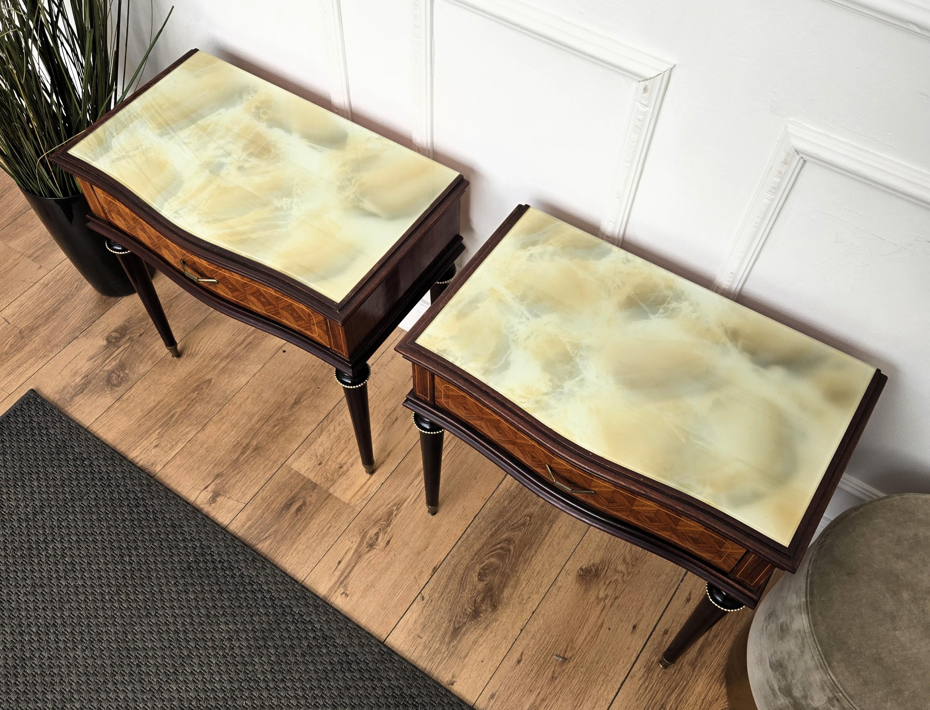 Laiton Paire de tables de nuit Art Déco italiennes en laiton et verre du milieu du siècle Tables d'appoint en vente