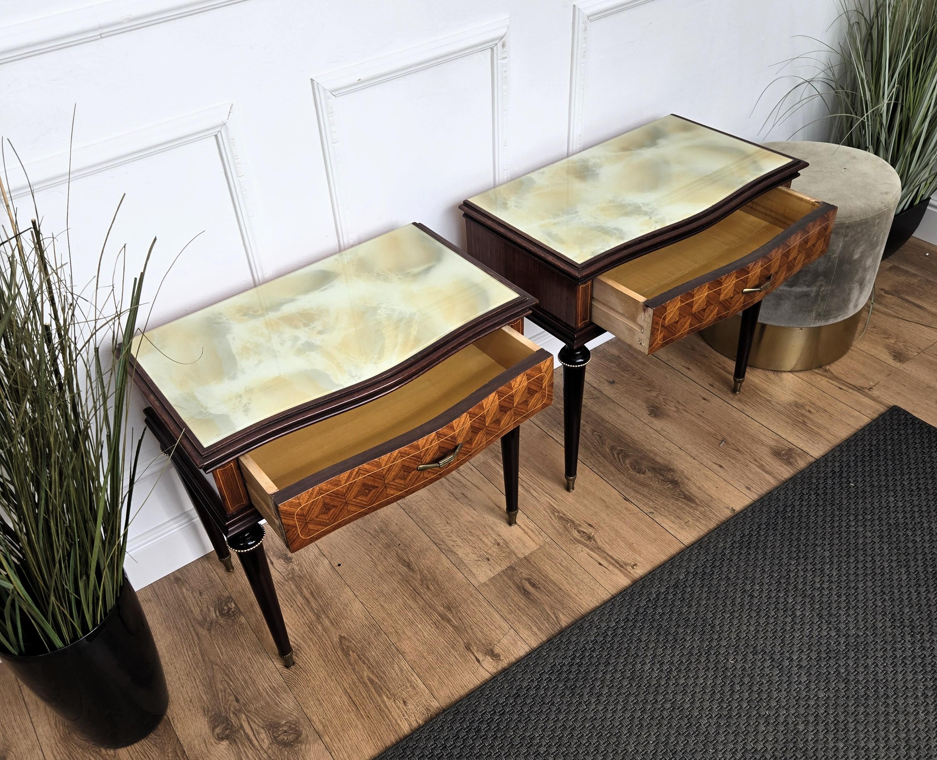 Paire de tables de nuit Art Déco italiennes en laiton et verre du milieu du siècle Tables d'appoint en vente 1