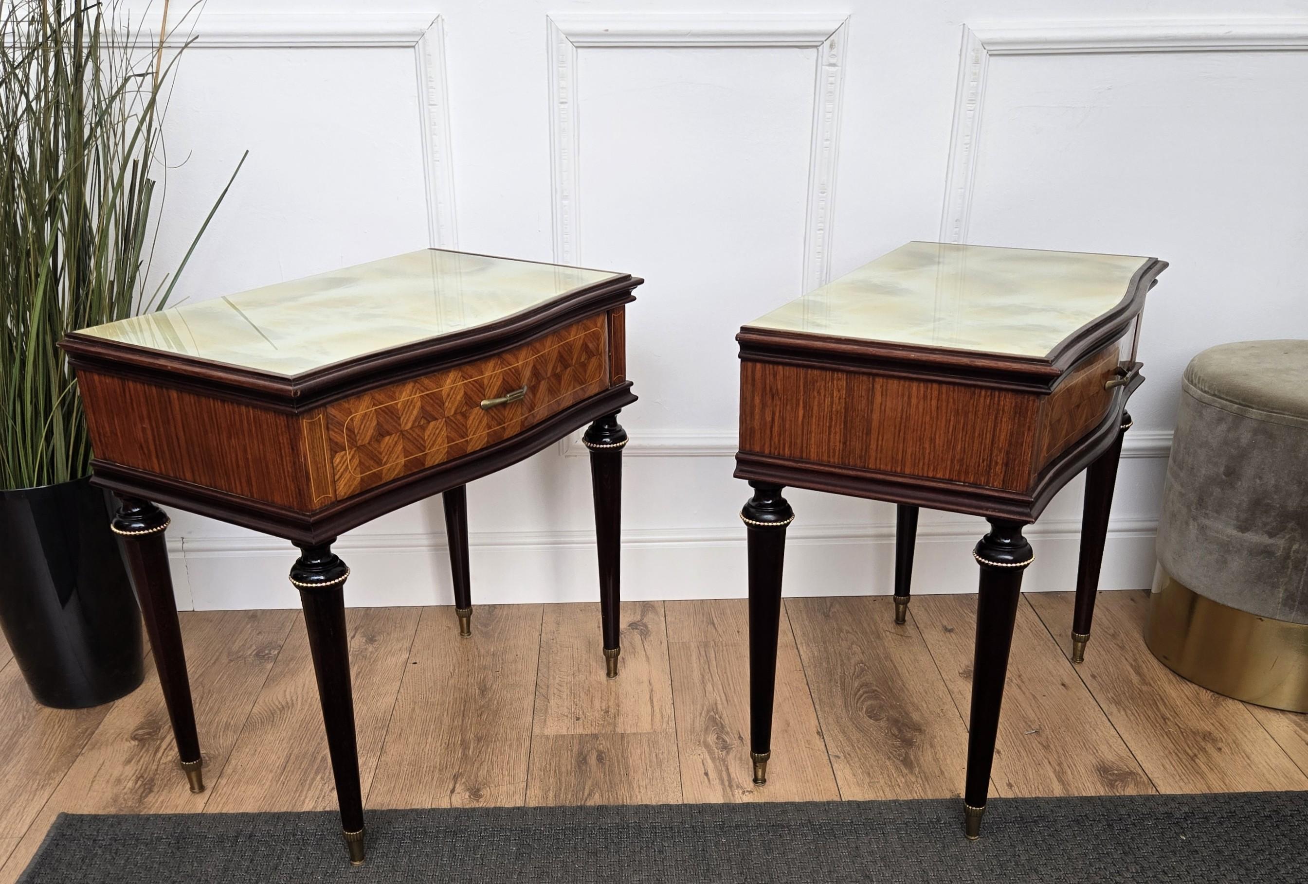 Paire de tables de nuit Art Déco italiennes en laiton et verre du milieu du siècle Tables d'appoint en vente 2