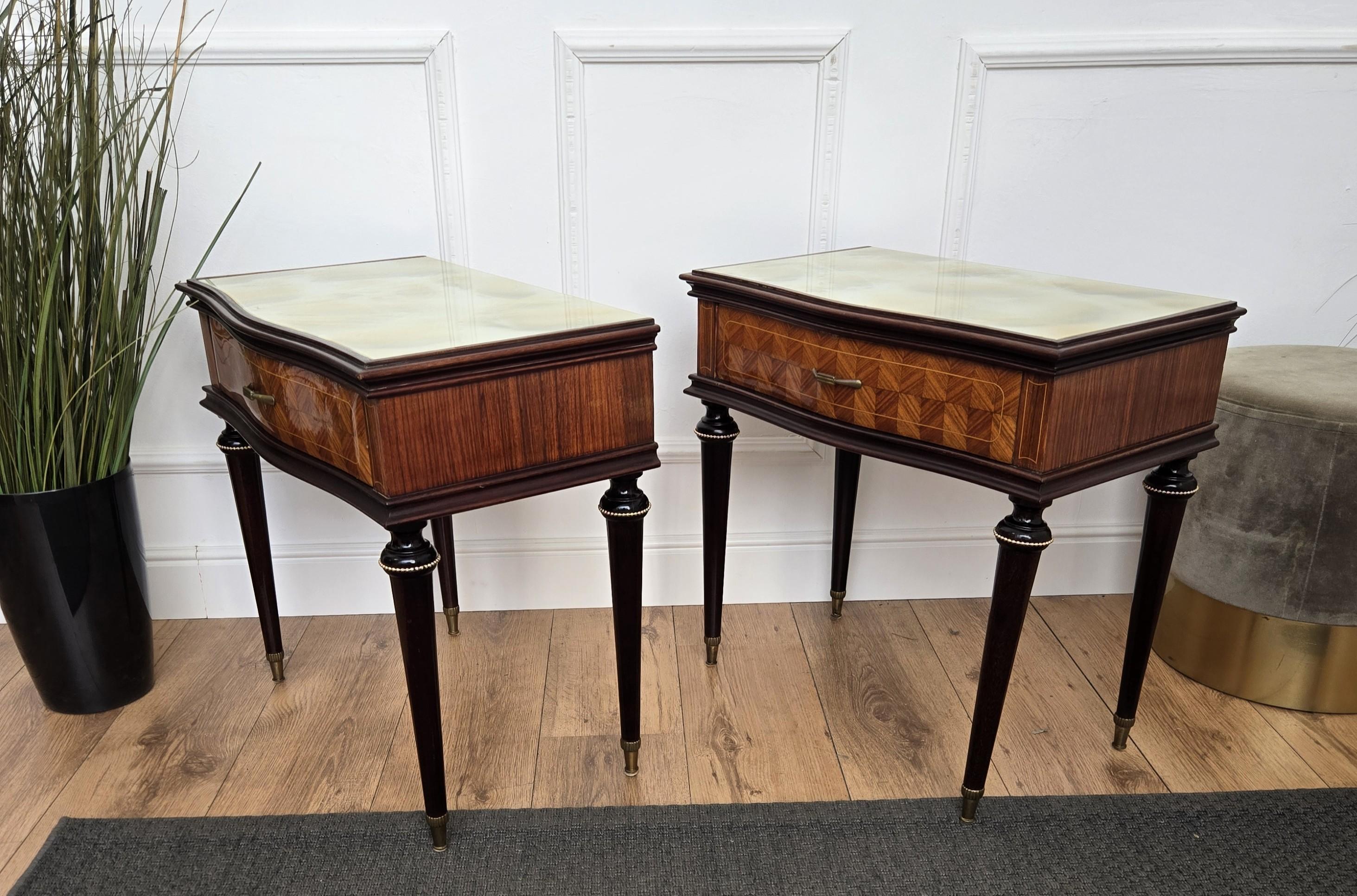 Paire de tables de nuit Art Déco italiennes en laiton et verre du milieu du siècle Tables d'appoint en vente 3