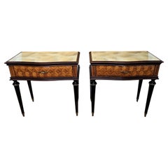 Paire de tables de nuit Art Déco italiennes en laiton et verre du milieu du siècle Tables d'appoint