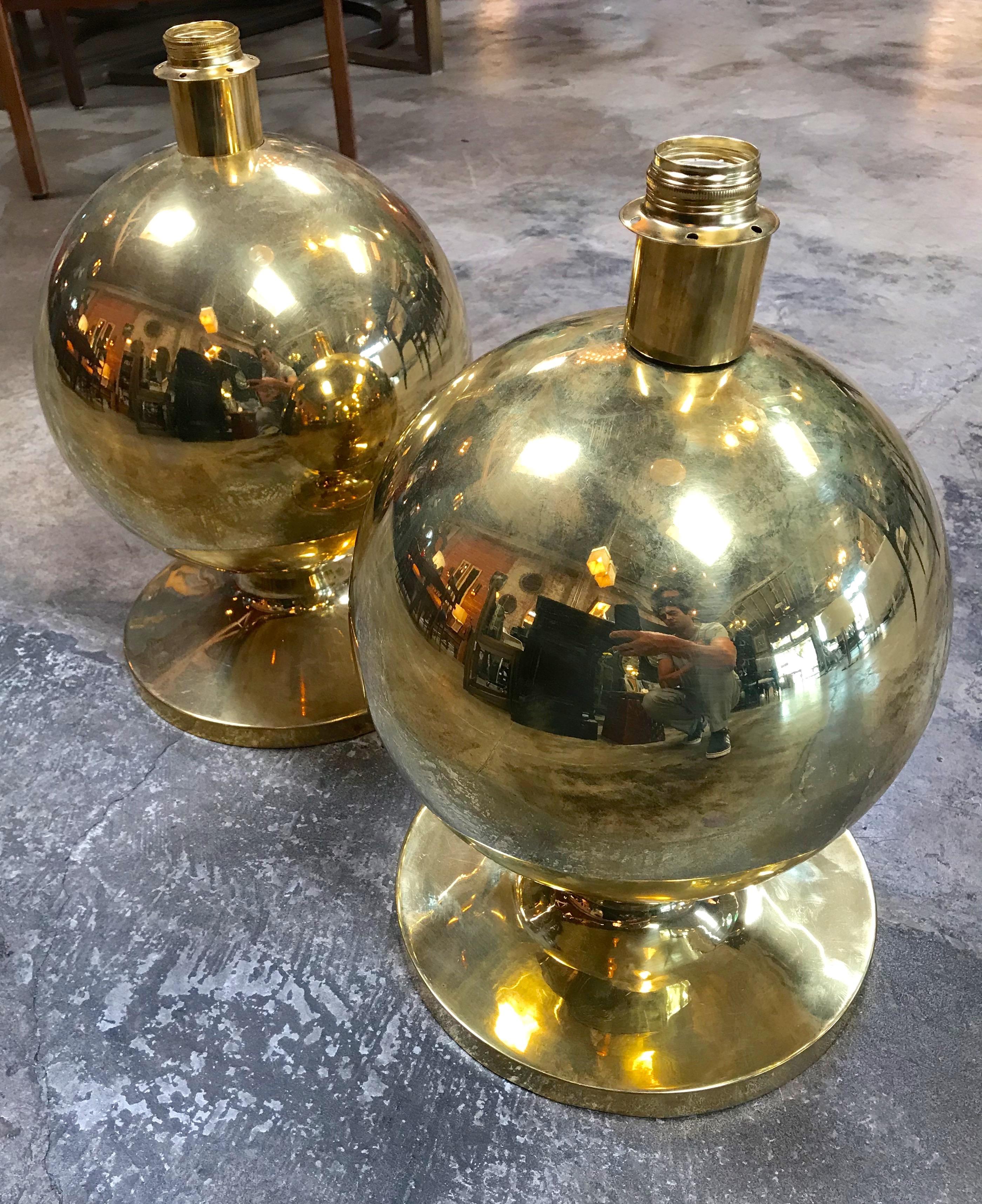Pair of stunning Italian brass globe lamps, 1960s.
Lucite globes, polished brass.
Measures: Diameter of the globe: 11