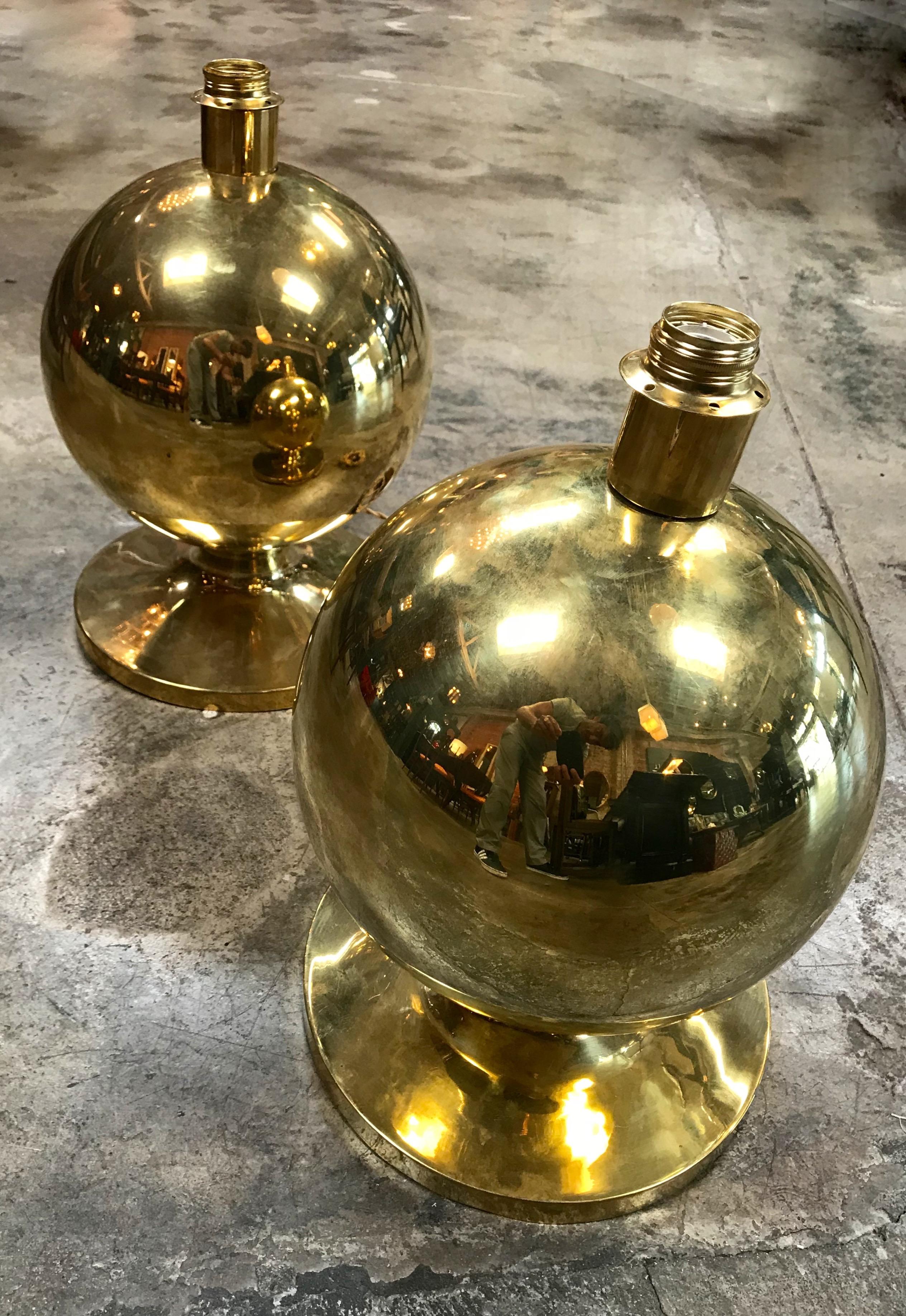 Mid-Century Modern Pair of Italian Brass Globe Lamps, 1960s