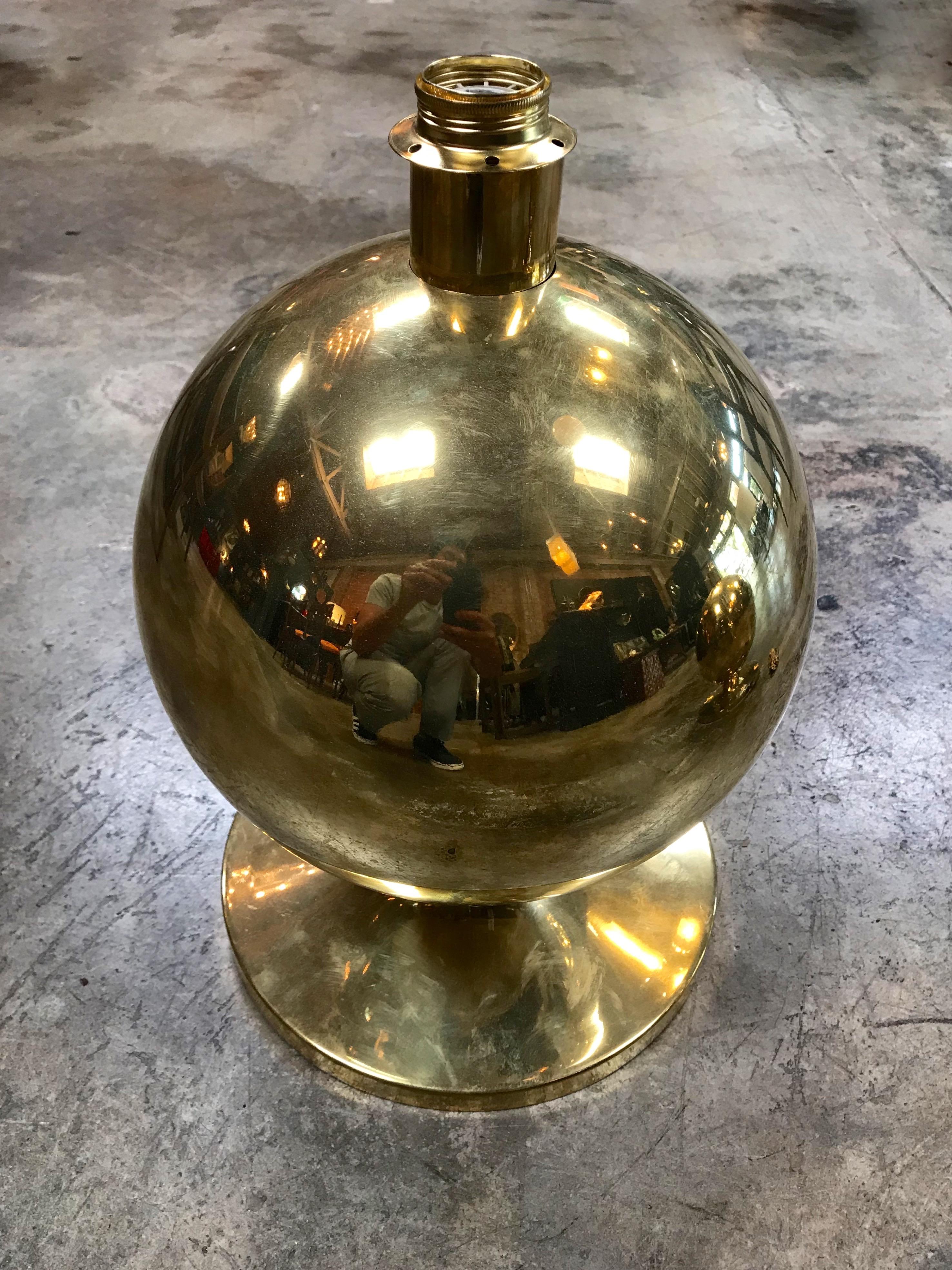 Pair of Italian Brass Globe Lamps, 1960s In Excellent Condition In Los Angeles, CA
