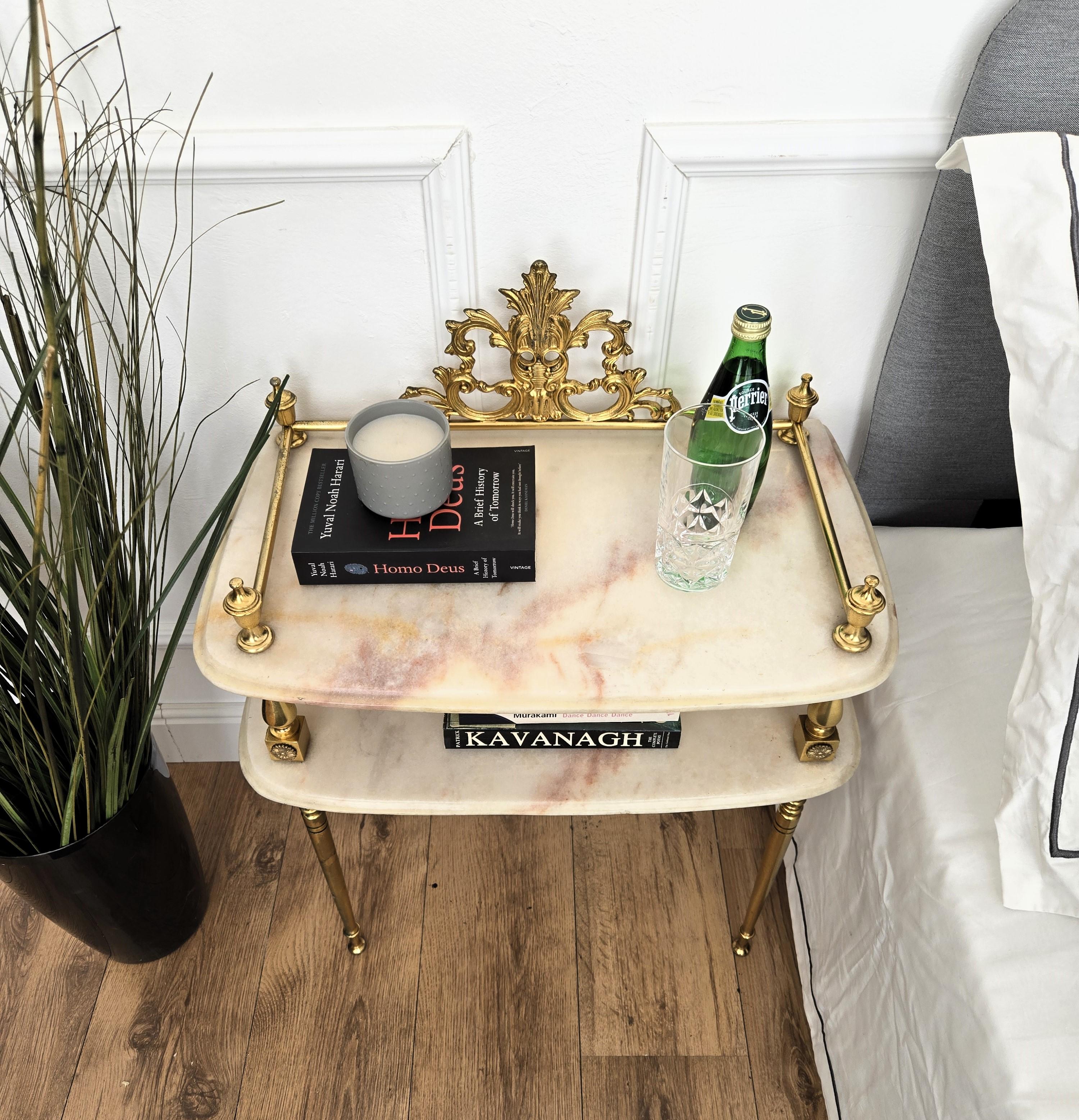 Paar italienische Messing Marmor MidCentury Art Deco Nachttische Bett Seite Ende Tische (Italienisch) im Angebot
