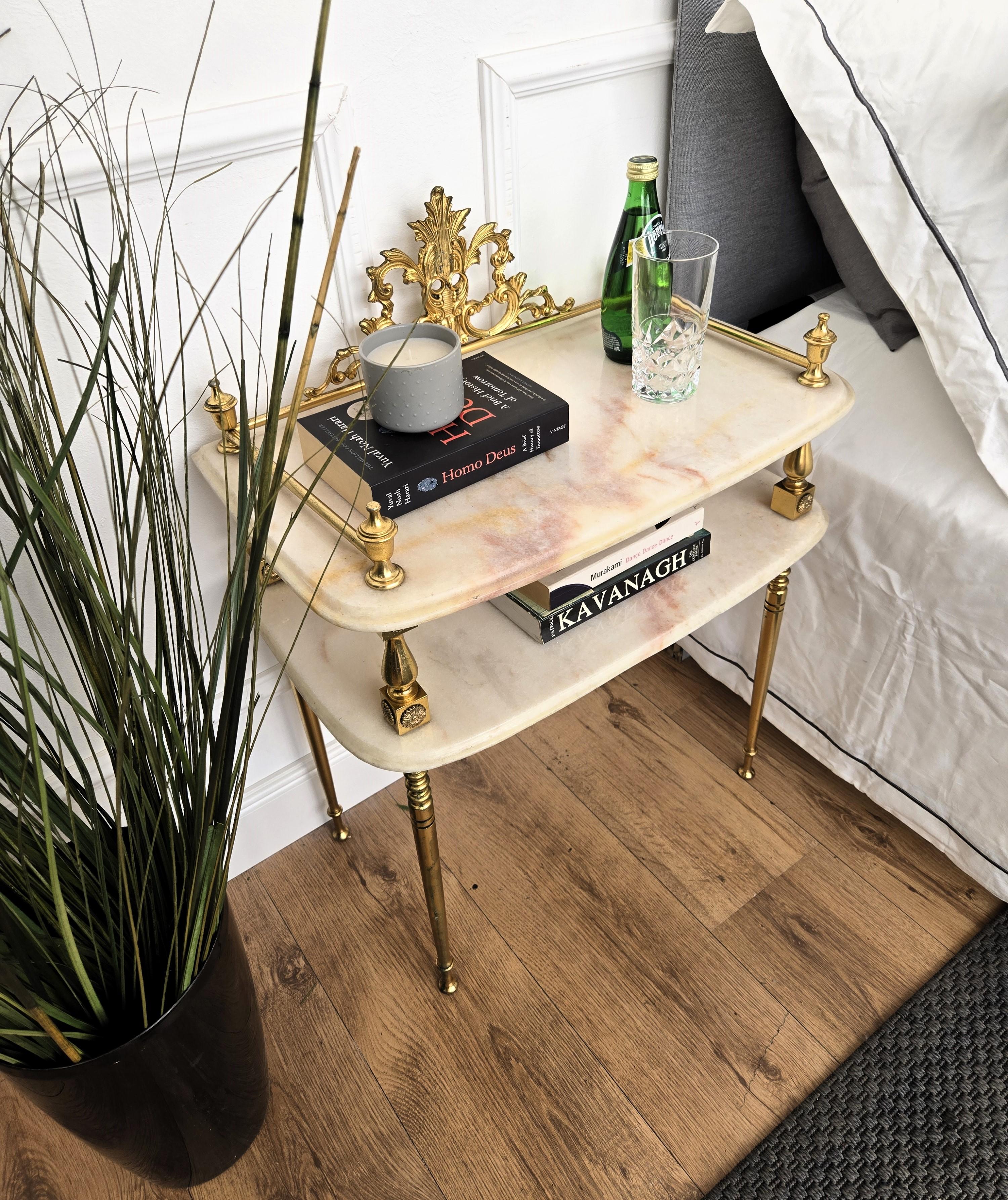 Paar italienische Messing Marmor MidCentury Art Deco Nachttische Bett Seite Ende Tische im Zustand „Gut“ im Angebot in Carimate, Como
