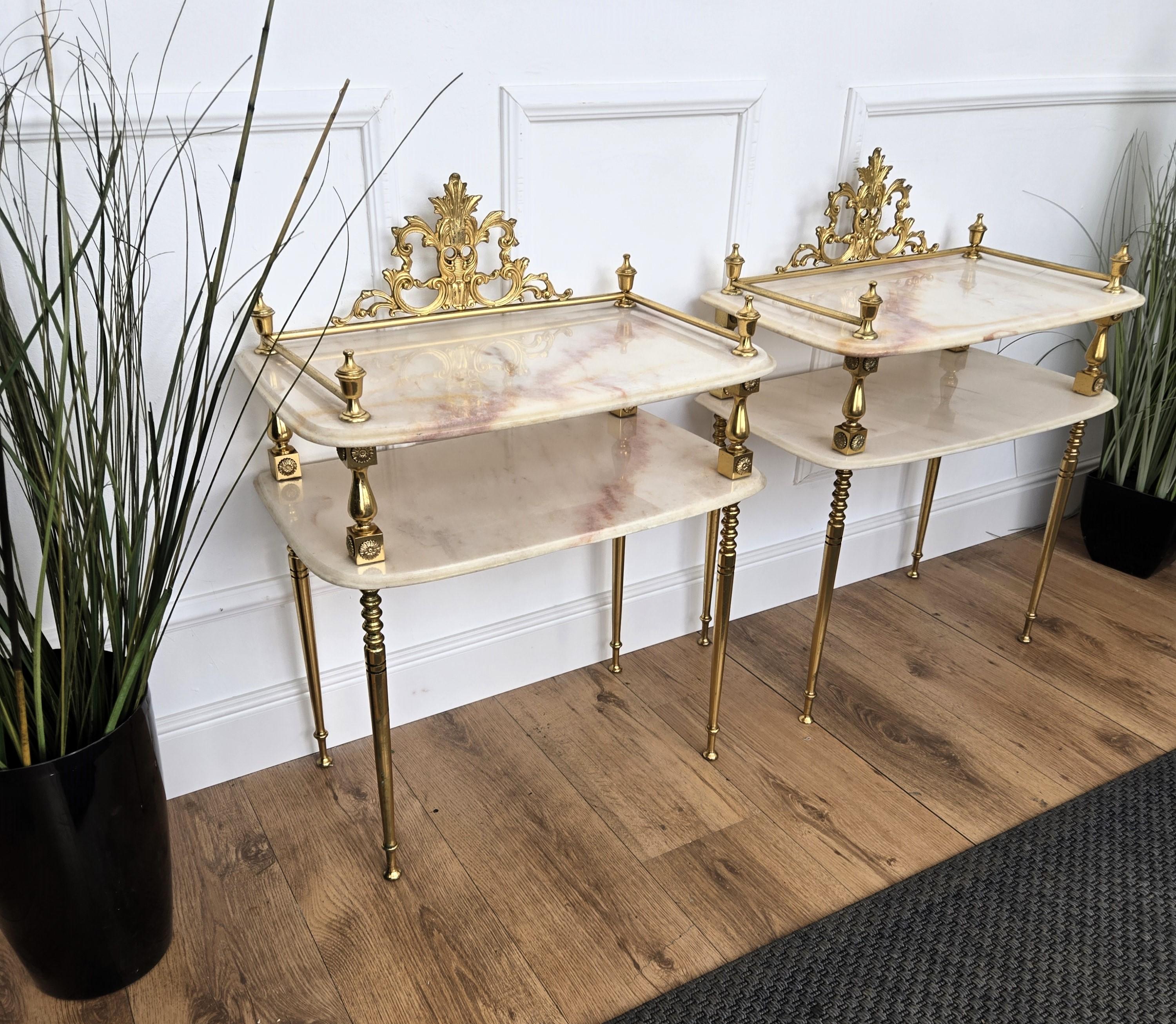 Paar italienische Messing Marmor MidCentury Art Deco Nachttische Bett Seite Ende Tische (20. Jahrhundert) im Angebot