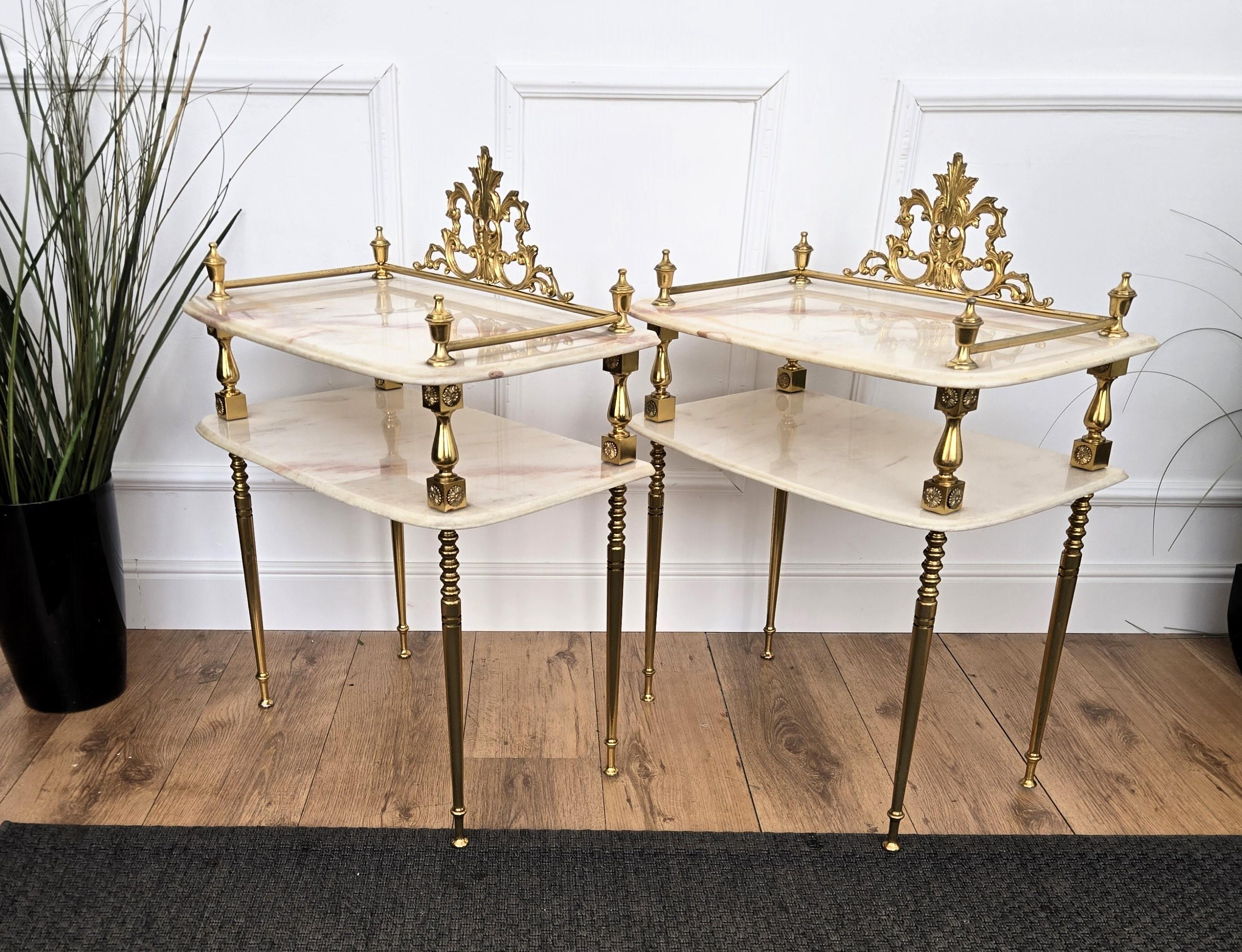 Paar italienische Messing Marmor MidCentury Art Deco Nachttische Bett Seite Ende Tische im Angebot 1