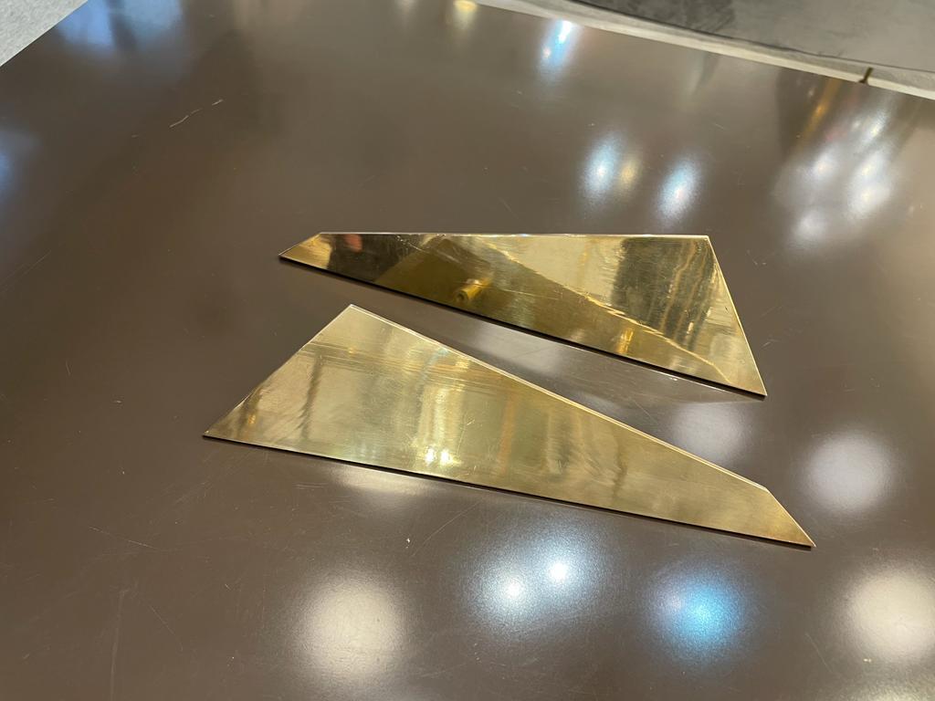 Pareja de manillas escultóricas italianas de latón para puertas en venta 1