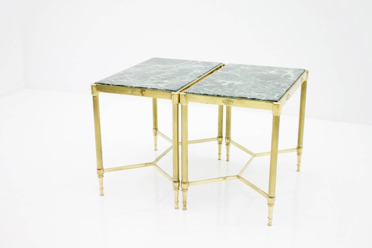 Pair of Italian Brass Side Tables with Green Marble Top, 1950s (Mitte des 20. Jahrhunderts)