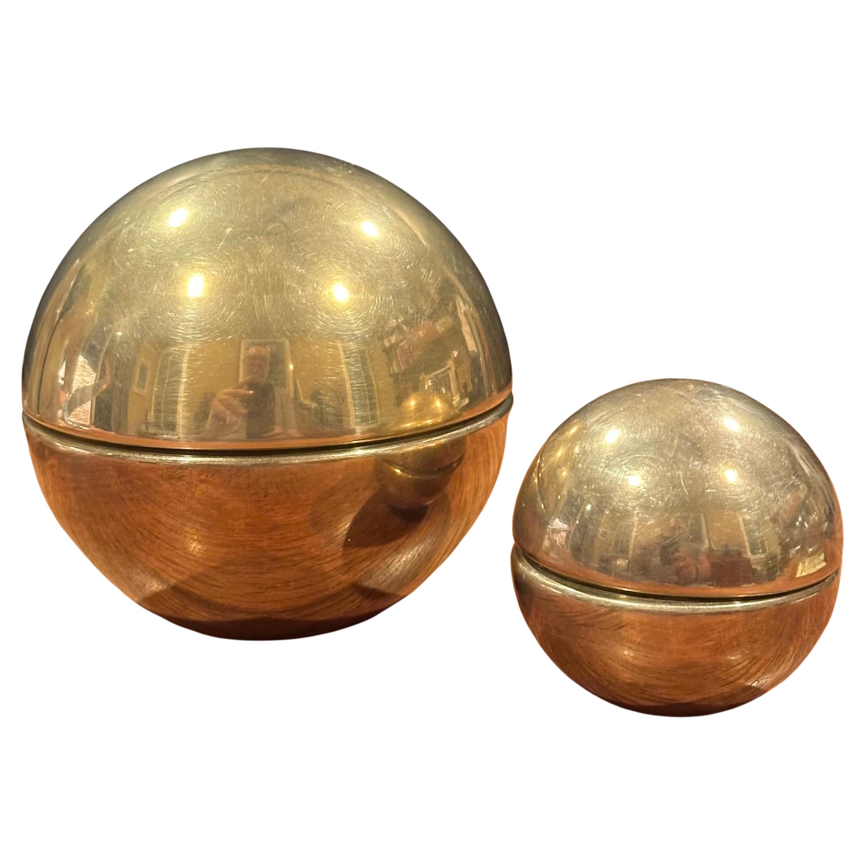 Bonito par de baratijas italianas en forma de esfera de latón de la década de 1960. El conjunto está en muy buen estado, con una rica pátina, y mide 4 