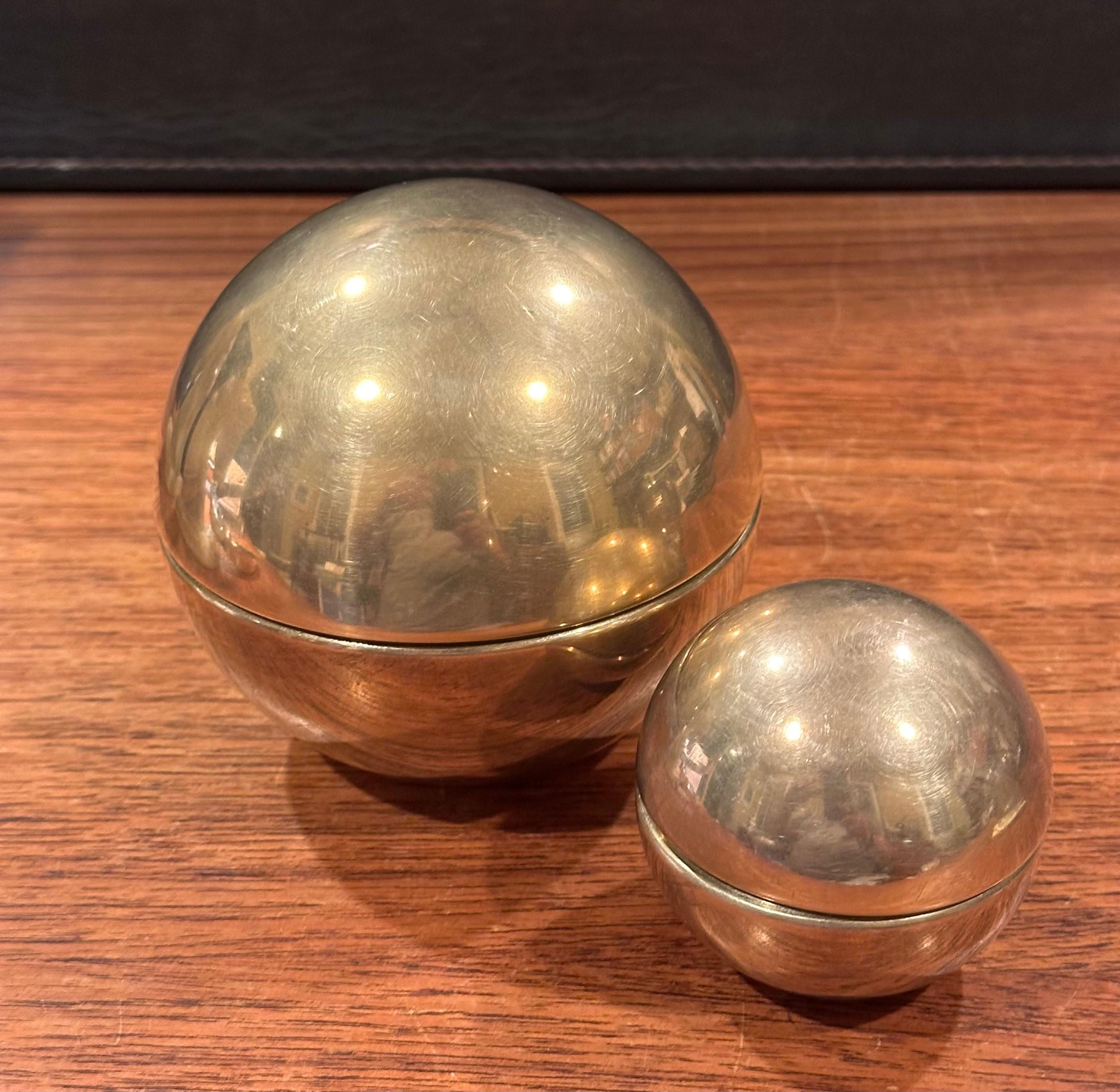 Pareja de cajas de baratijas italianas con esfera de latón Alemán en venta
