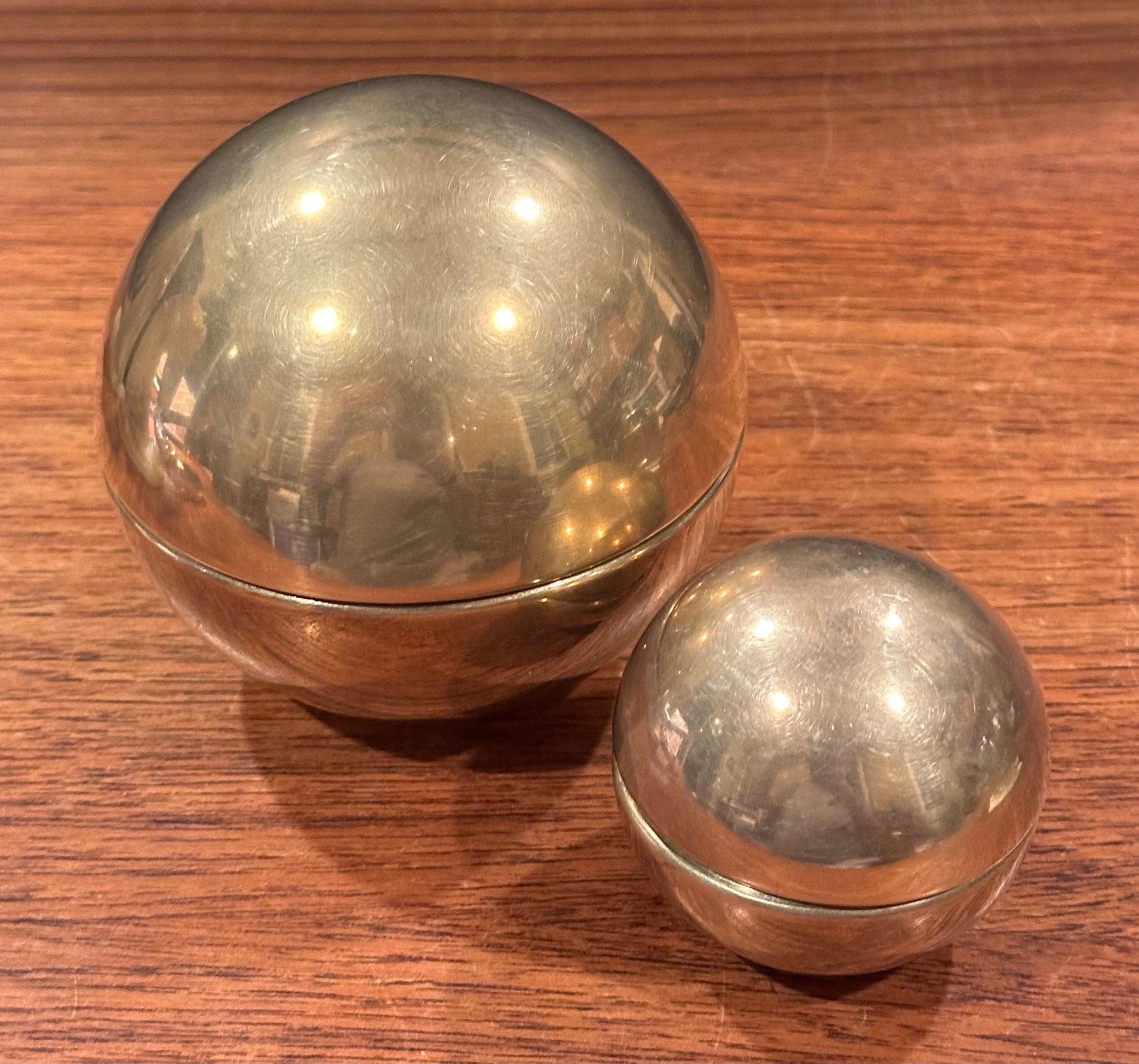 Pareja de cajas de baratijas italianas con esfera de latón en Bueno estado para la venta en San Diego, CA