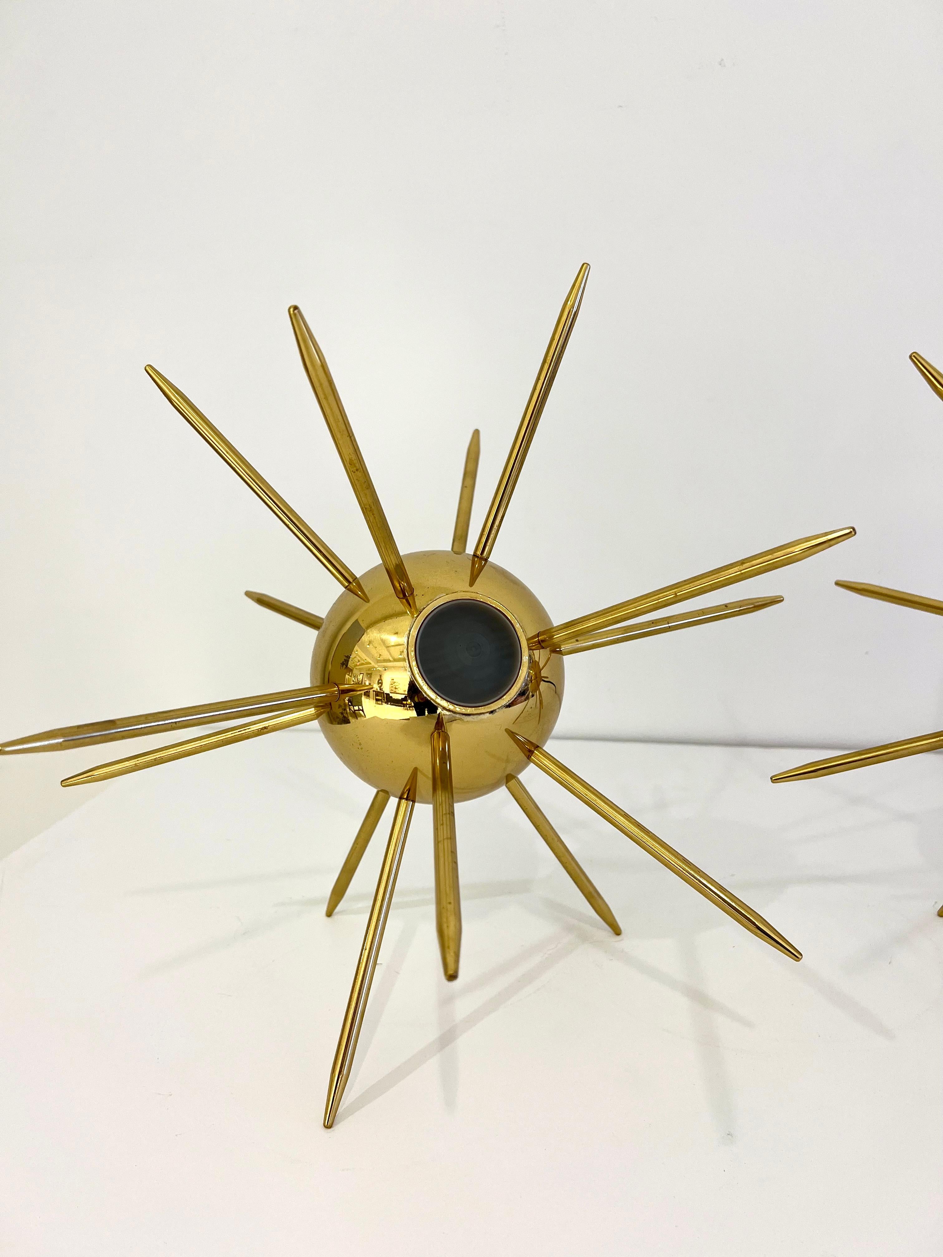 Paire de lampes Sputnik contemporaines en laiton. Italie, contemporain.
Diamètre total : 16