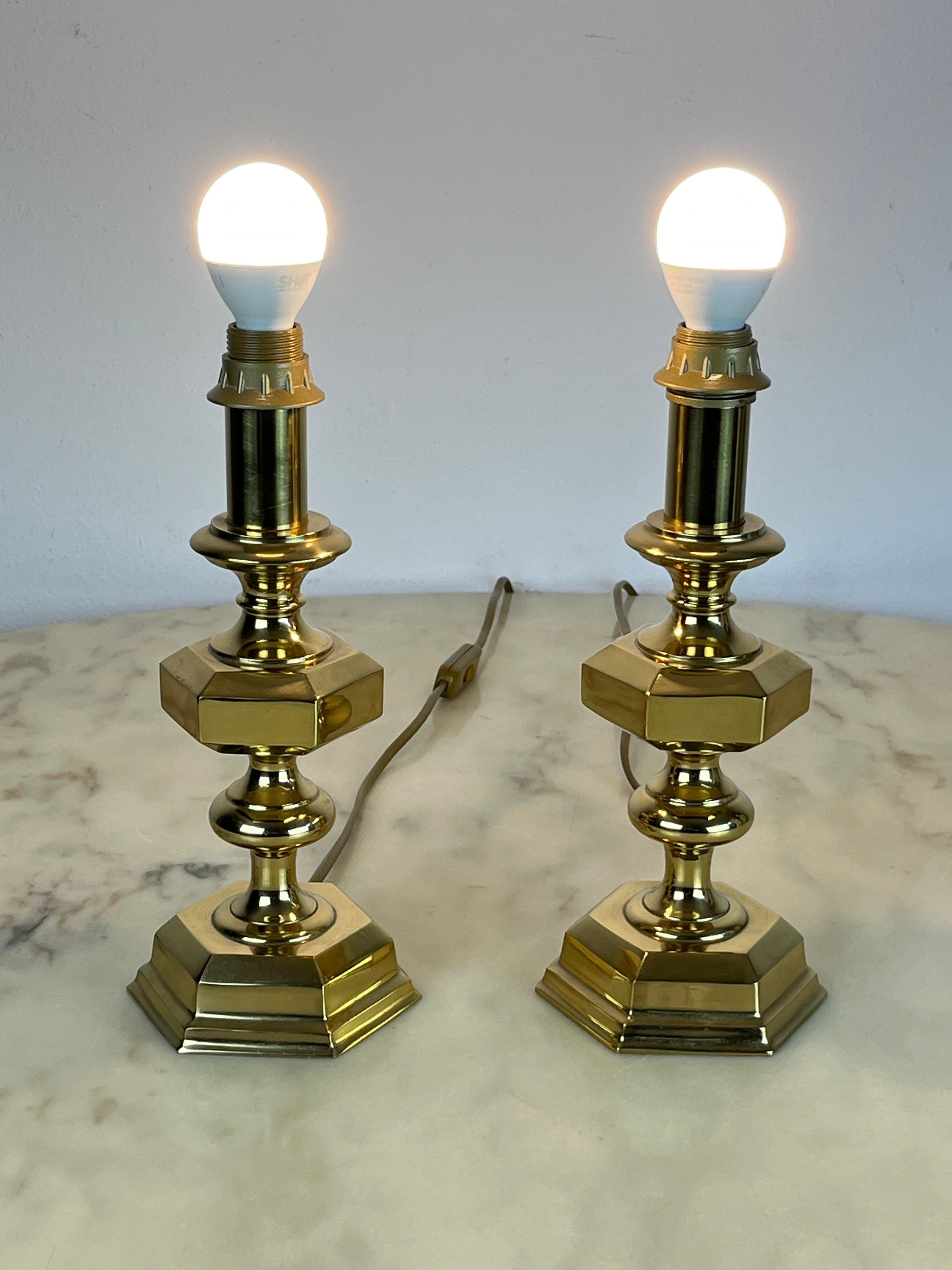 Paar italienische Messing-Tischlampen, 1980er Jahre
Sie wurden in einer noblen Wohnung gefunden, sind intakt und funktionieren. Sie können in einem Schlafzimmer auf Nachttischen aufgestellt werden. Sie messen 27,5 cm in der Höhe und Basis mit einem