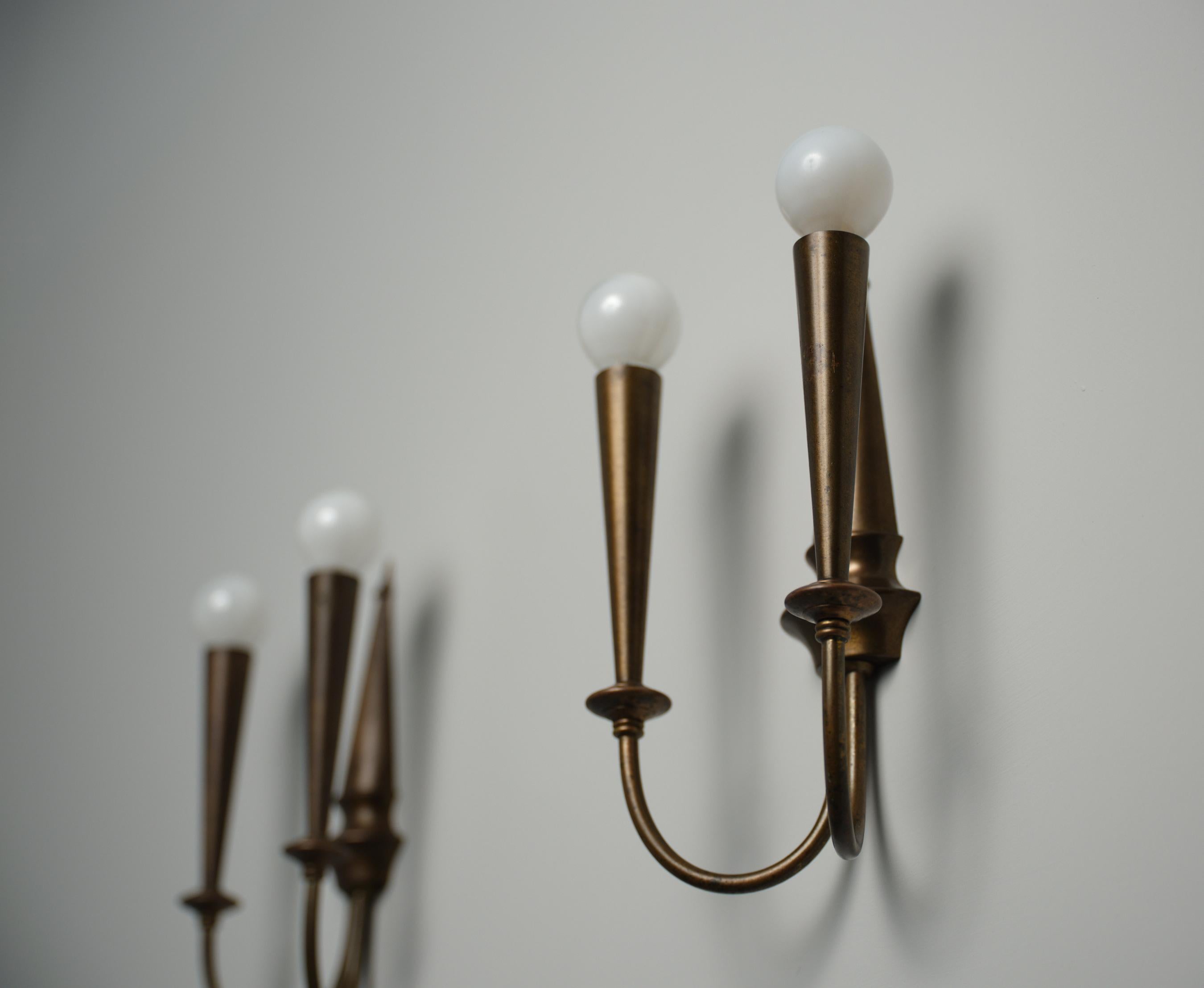 Mid-Century moderno Coppia di appliques italiane in ottone, anni '50