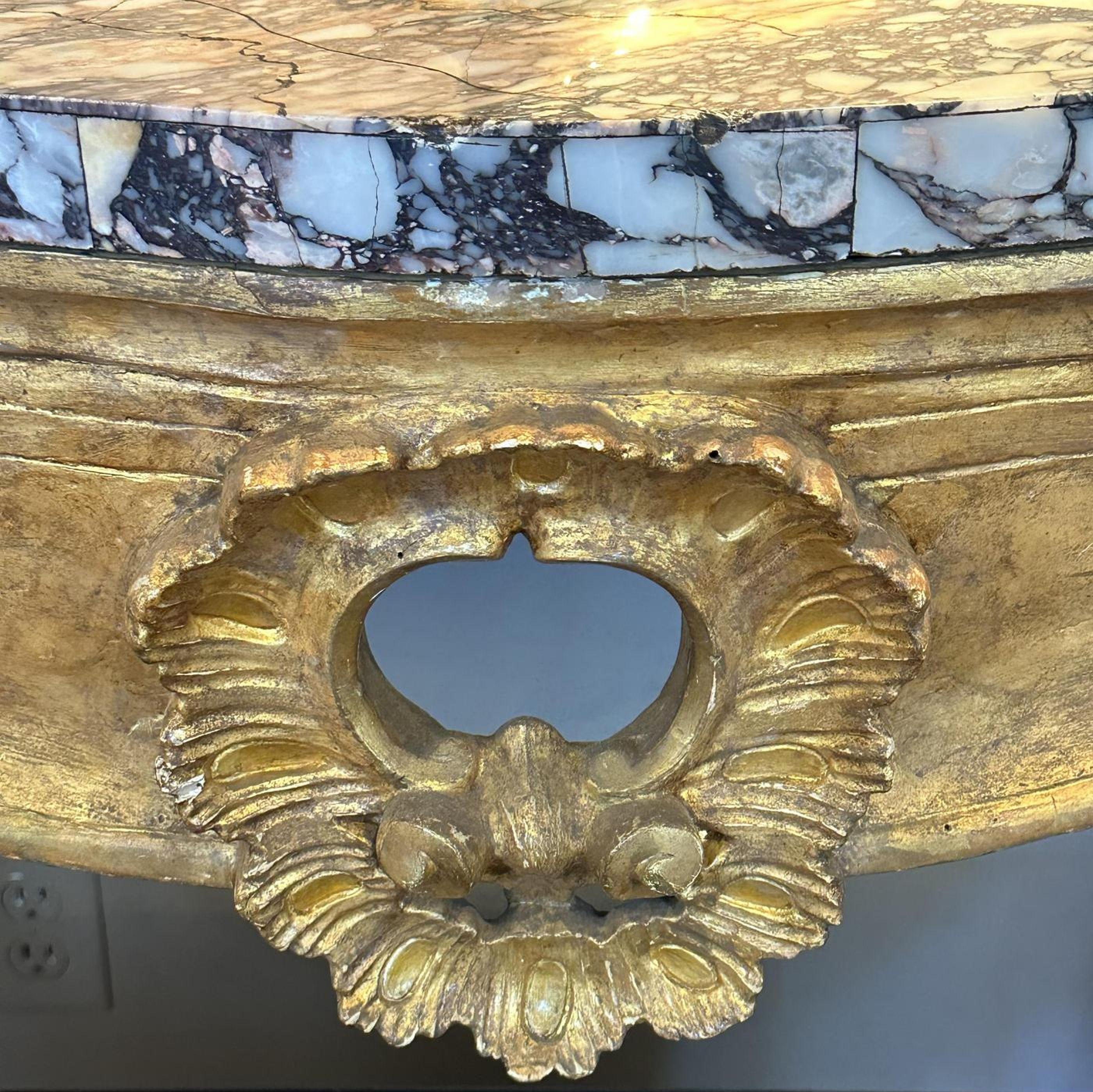 Paar italienische Konsolen aus Breccia-Marmor und Giltwood im Angebot 6