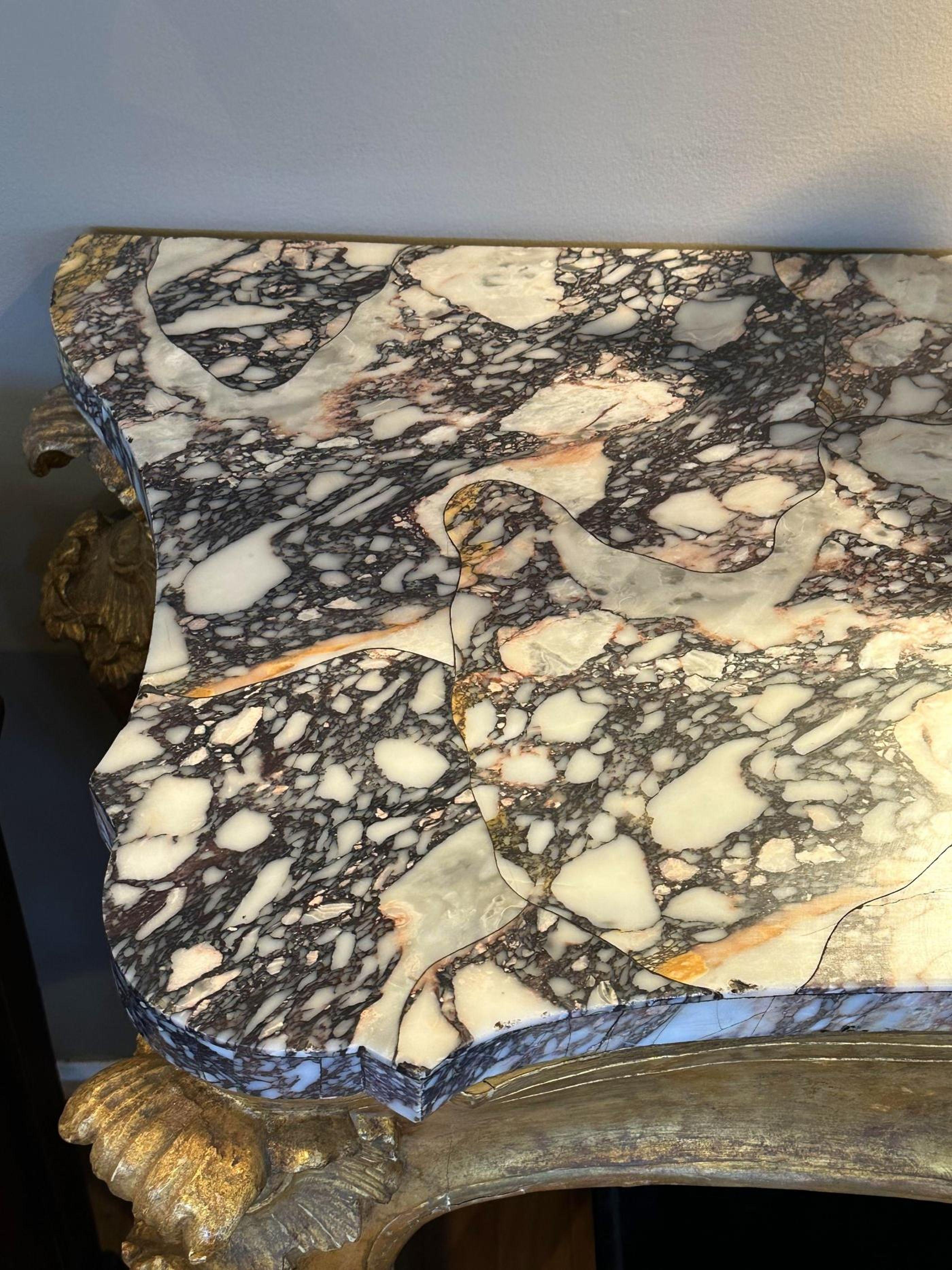Paar italienische Konsolen aus Breccia-Marmor und Giltwood im Zustand „Gut“ im Angebot in Los Angeles, CA