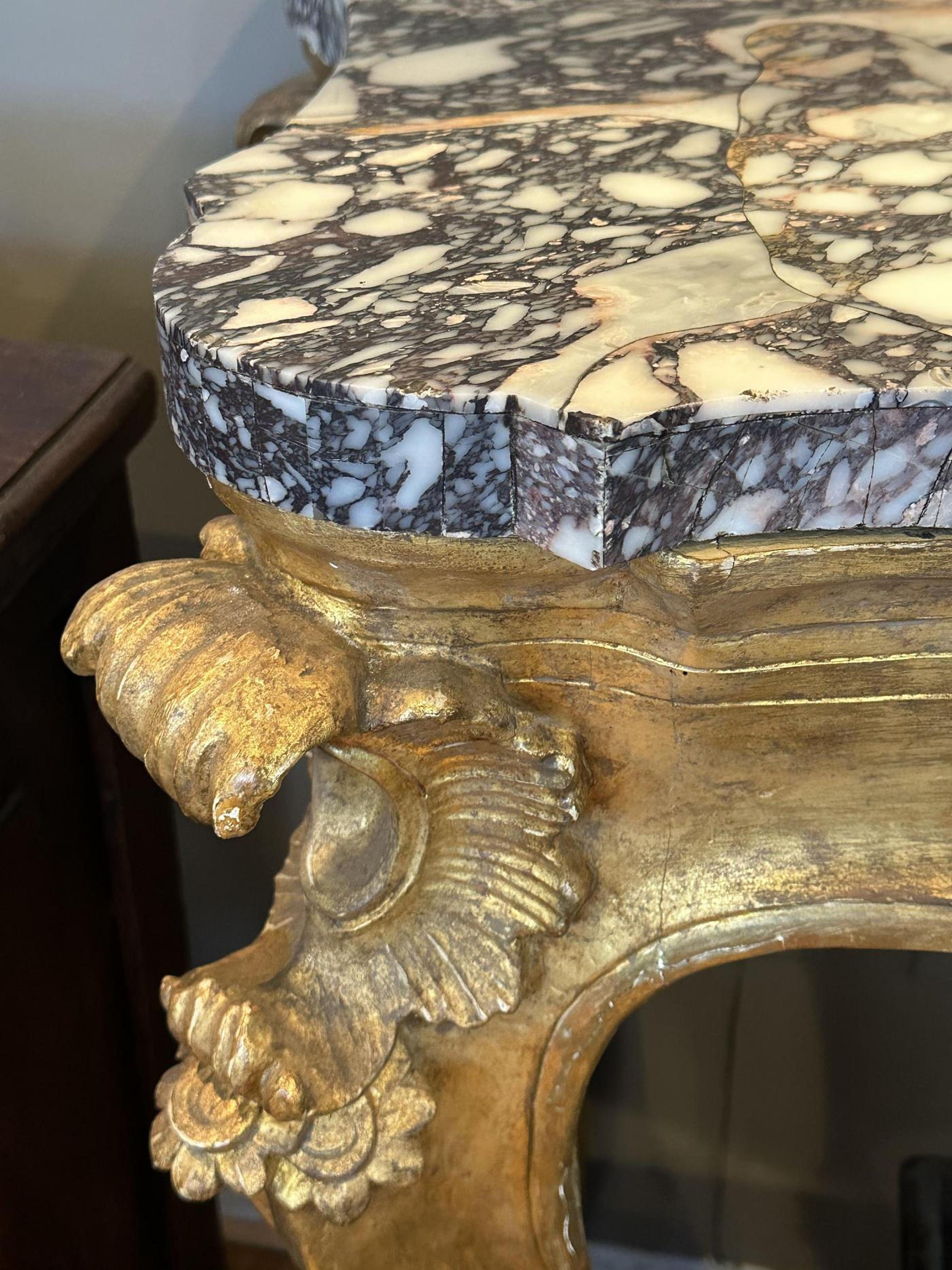 Paar italienische Konsolen aus Breccia-Marmor und Giltwood im Angebot 1