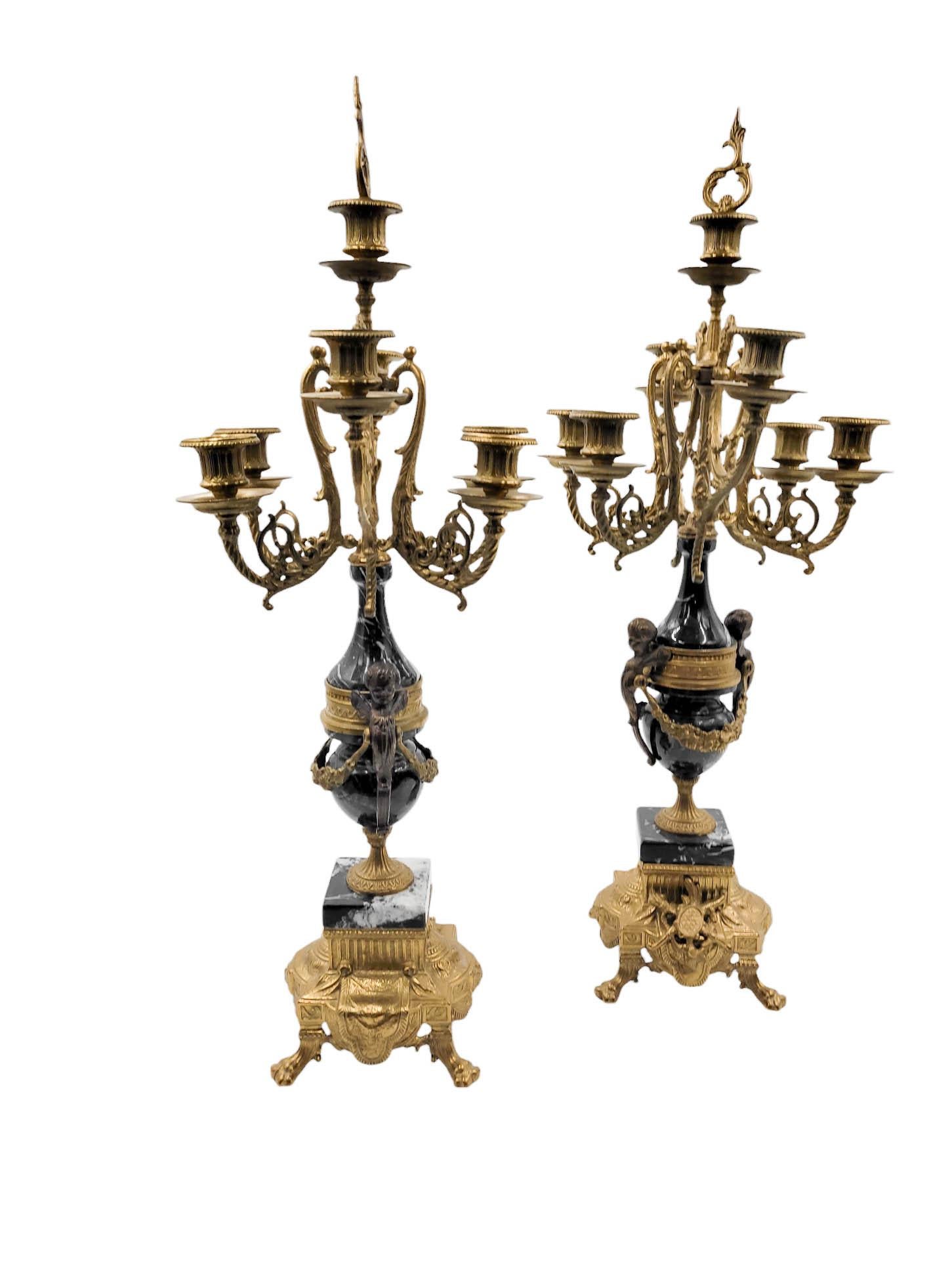 Cette paire exquise de candélabres Brevettato italiens allie les influences baroques et rococo à la maîtrise de l'artisanat italien. Connu pour ses motifs élaborés et complexes, le style Brevettato est apparu en Italie à la fin du XIXe siècle et au