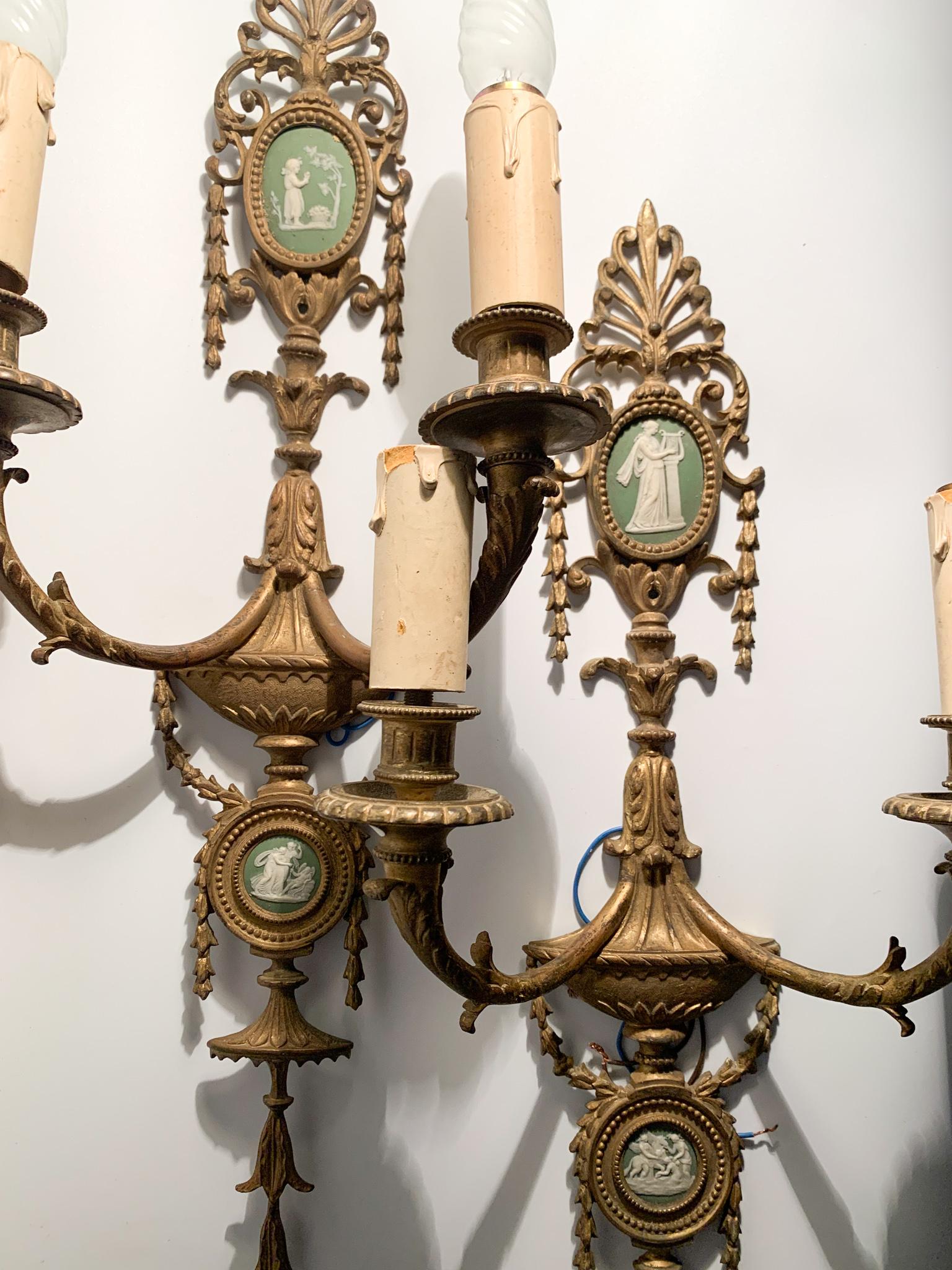 Paar Bronzeappliken aus der Zeit um 1800, jeweils mit einem Paar originaler handgeschnitzter Kameen mit verschiedenen Szenen / Ansichten

Beide Leuchten werden mit Kabel und Leitungen geliefert, die Sie direkt an der Wand befestigen können

Ø cm 25