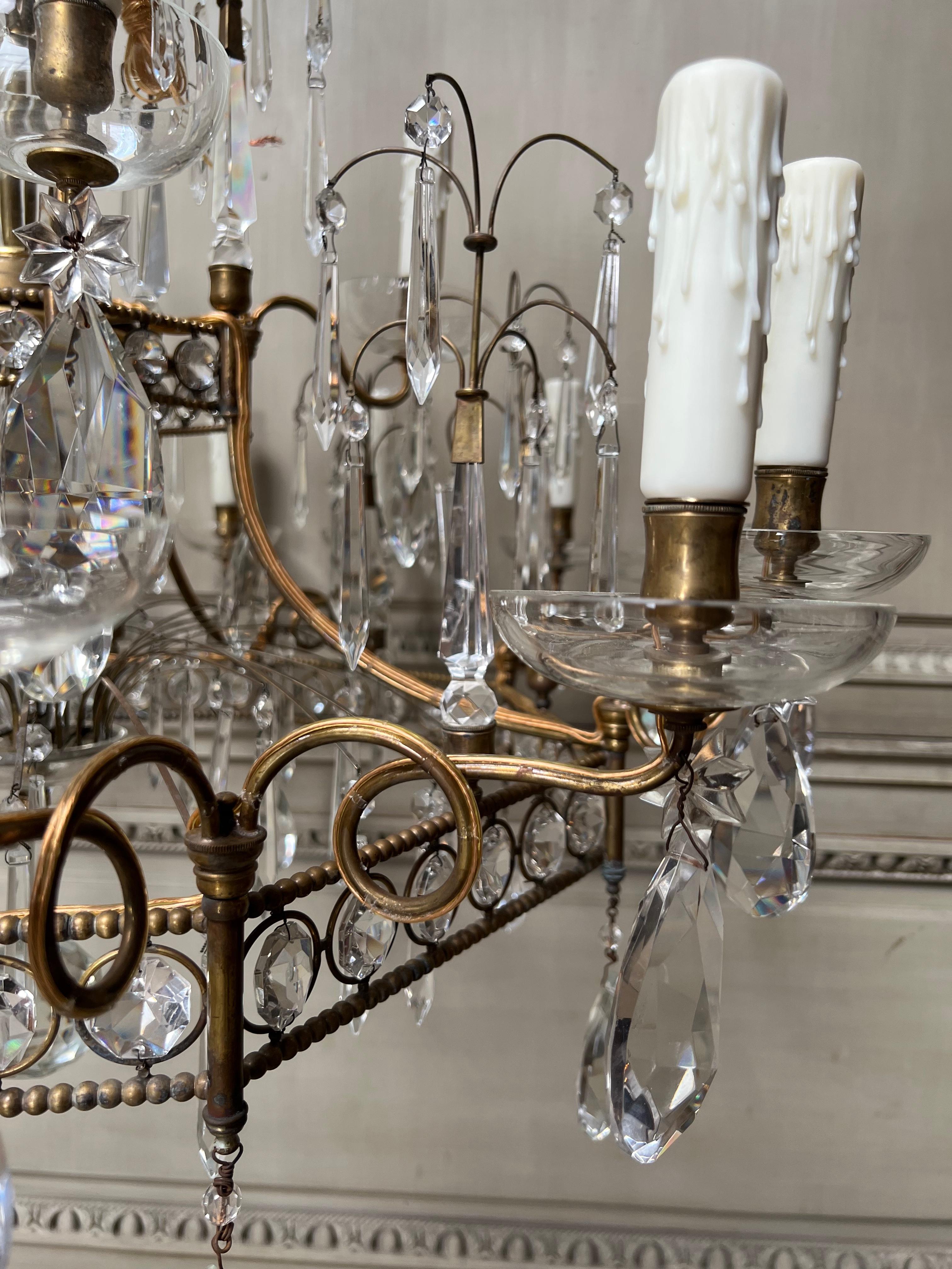 Moulage Paire de lustres italiens en bronze et cristal en vente