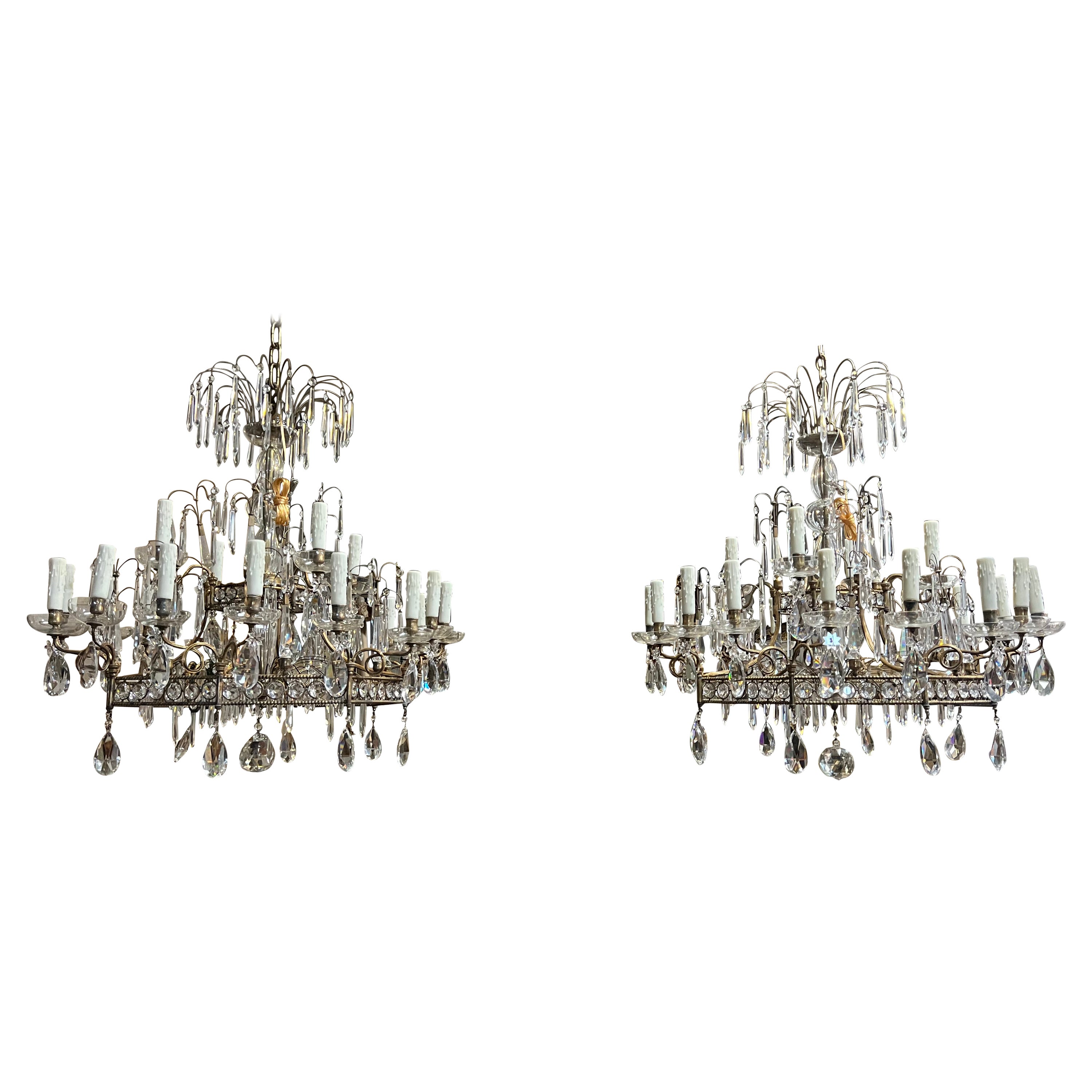 Coppia di lampadari italiani in bronzo e cristallo