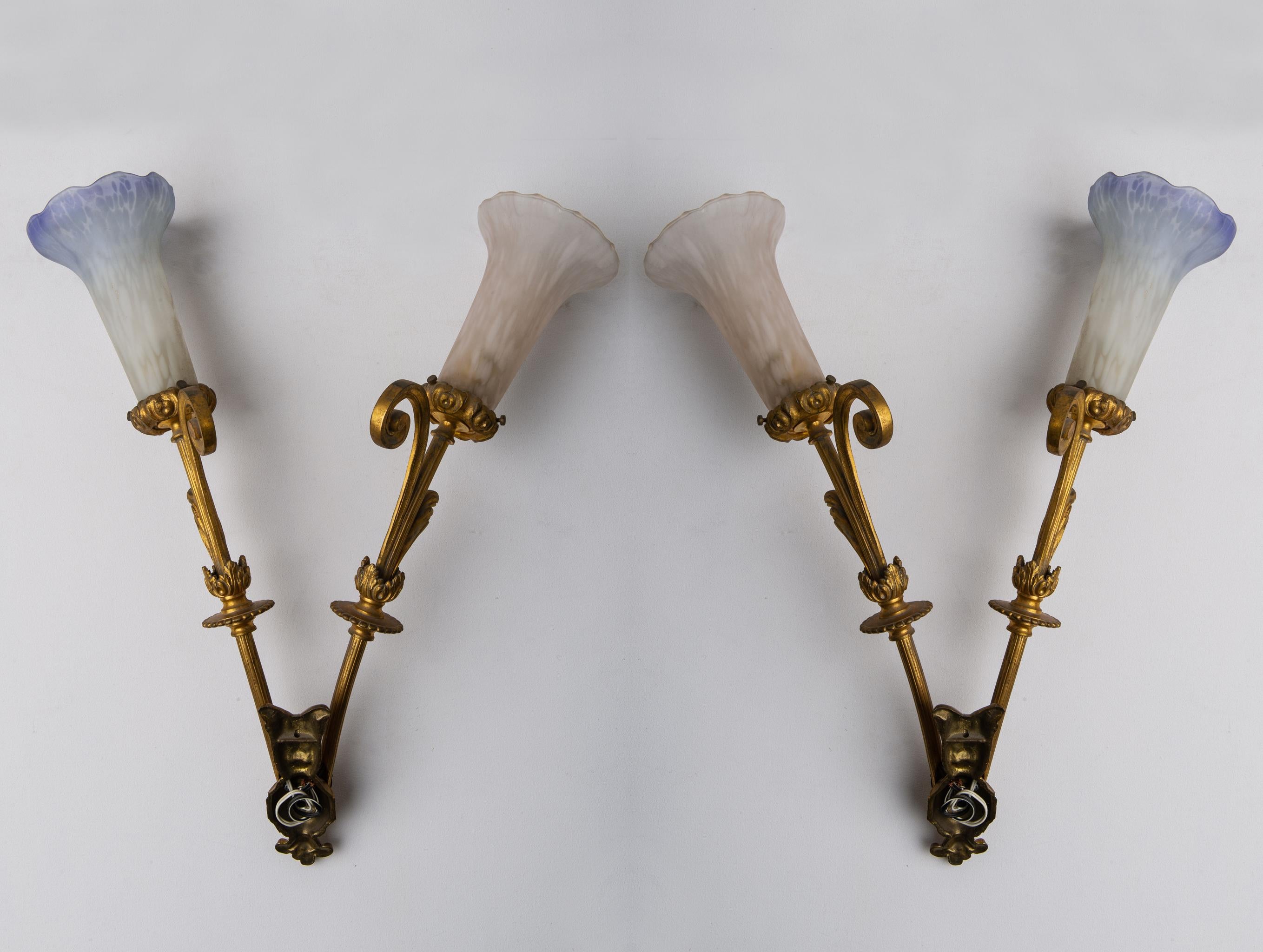 Elegante Wandlampen aus Bronze, mit originellen farbigen Gläsern, geeignet an den Seiten eines Spiegels, eines Sofas, einer Kommode.
Es ist NICHT notwendig, die Stromversorgung zu ändern, sondern auch Ihre Lampen mit 110 W - 12 V zu
