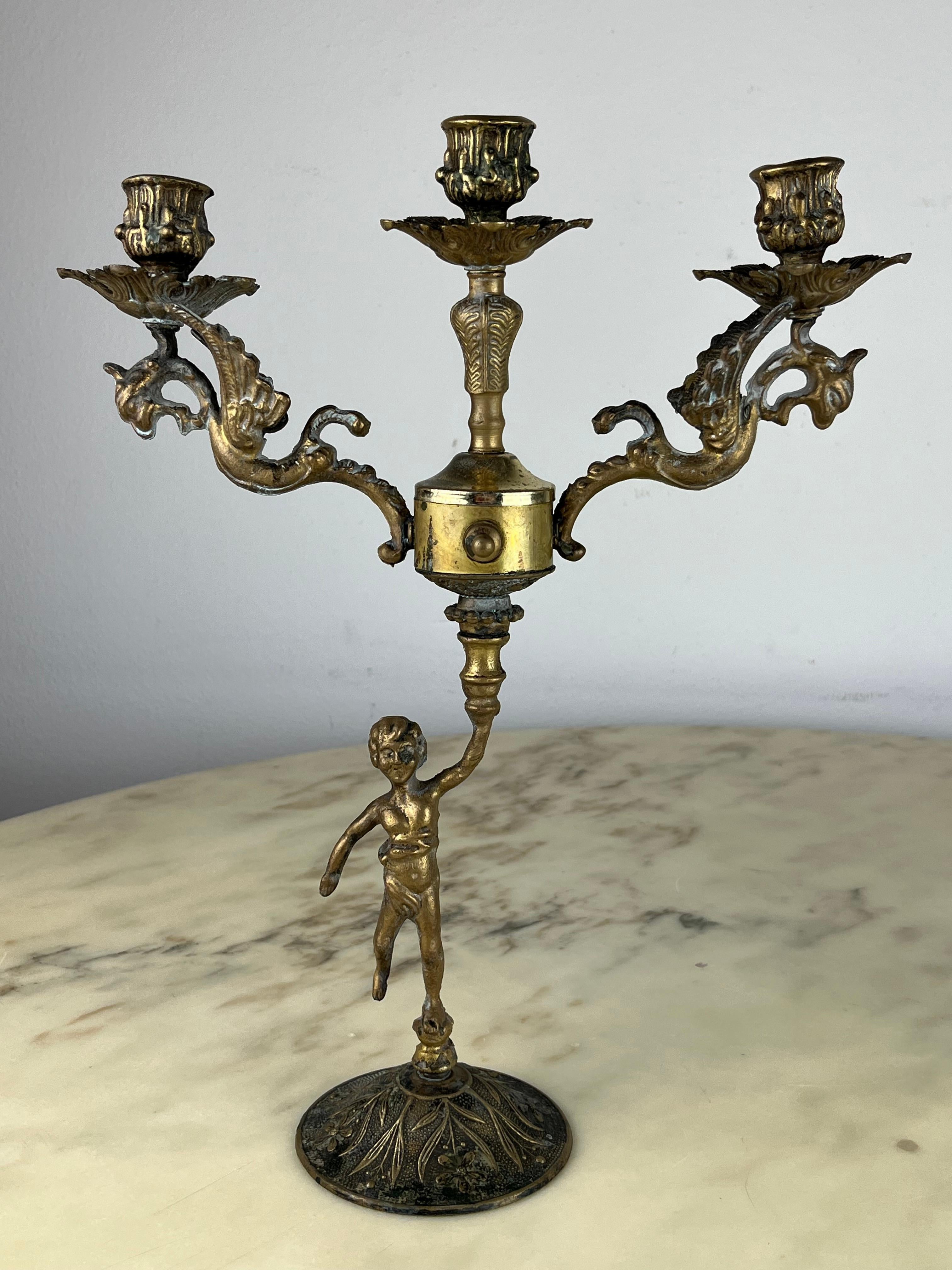 Paar italienische Bronze-Kerzenständer, 1960er Jahre
Sie wurden in einer noblen Wohnung gefunden, sind intakt und in gutem Zustand.
Kleine Anzeichen von Alterung.