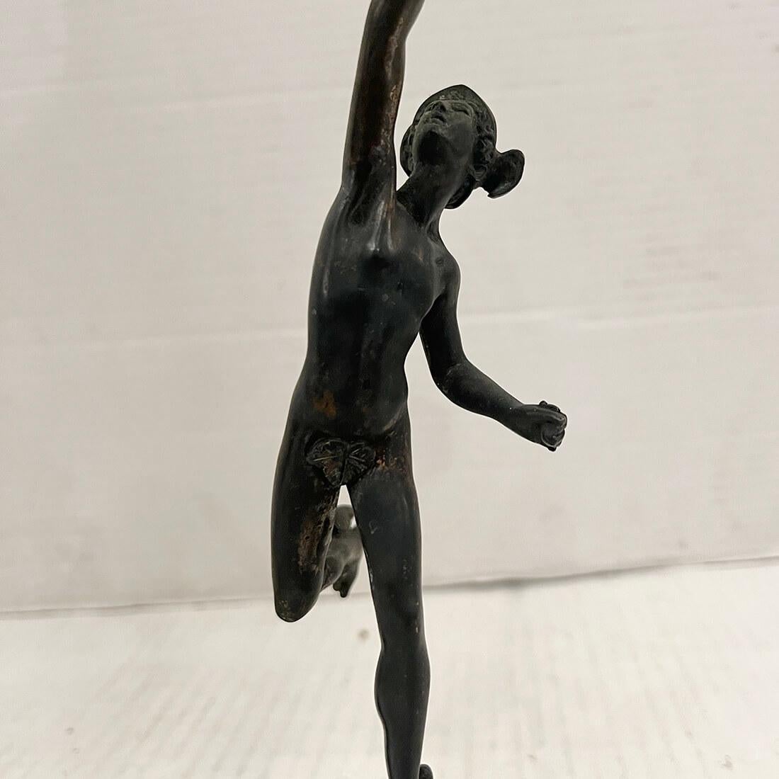Ein italienisches Paar patinierter Bronzeleuchter aus dem 19. Jahrhundert mit der Darstellung von Diana und Merkur (Artemis und Hermes).

Abmessungen:
Höhe: 10