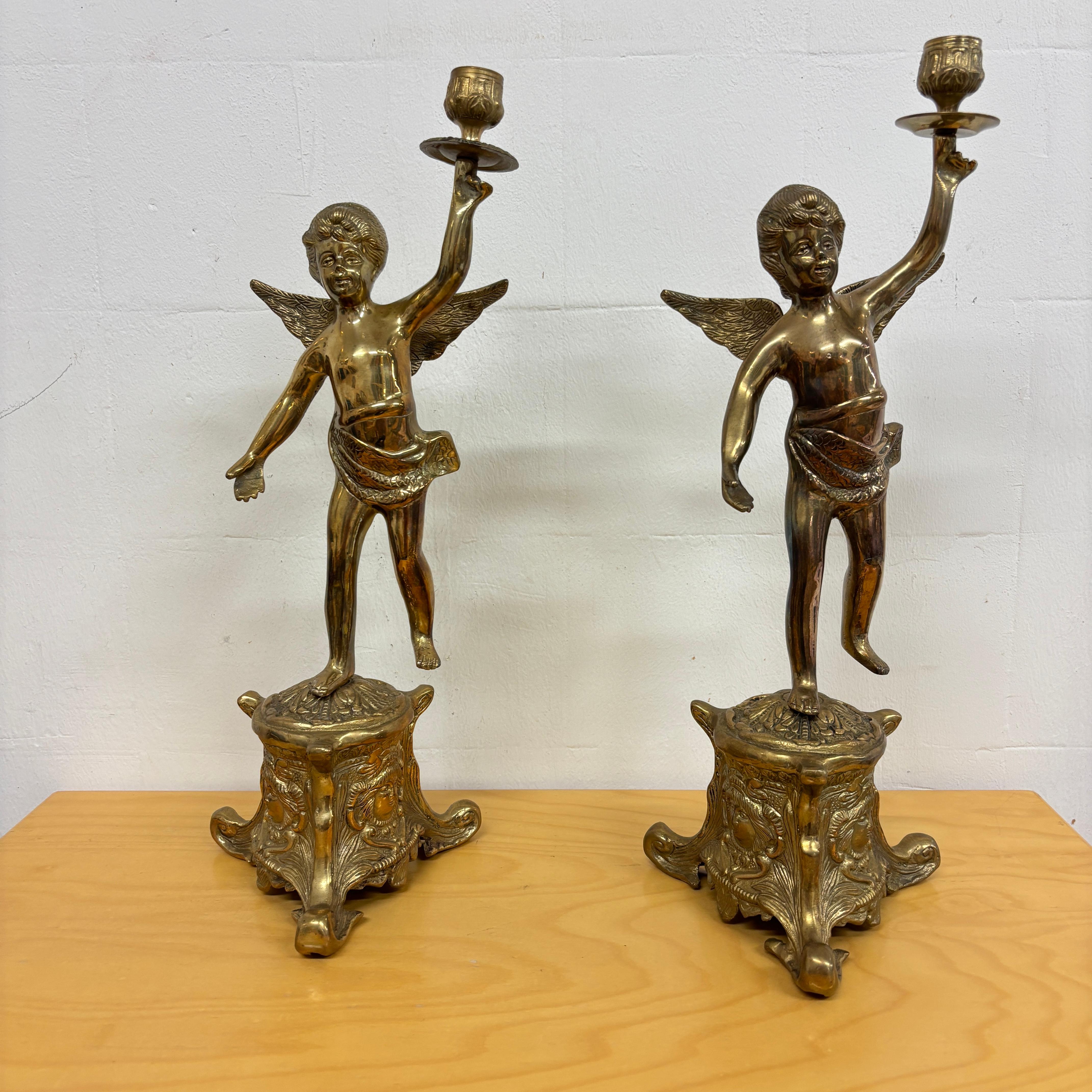 Néoclassique Paire de chandeliers italiens en bronze avec chérubin, milieu du 20e siècle en vente