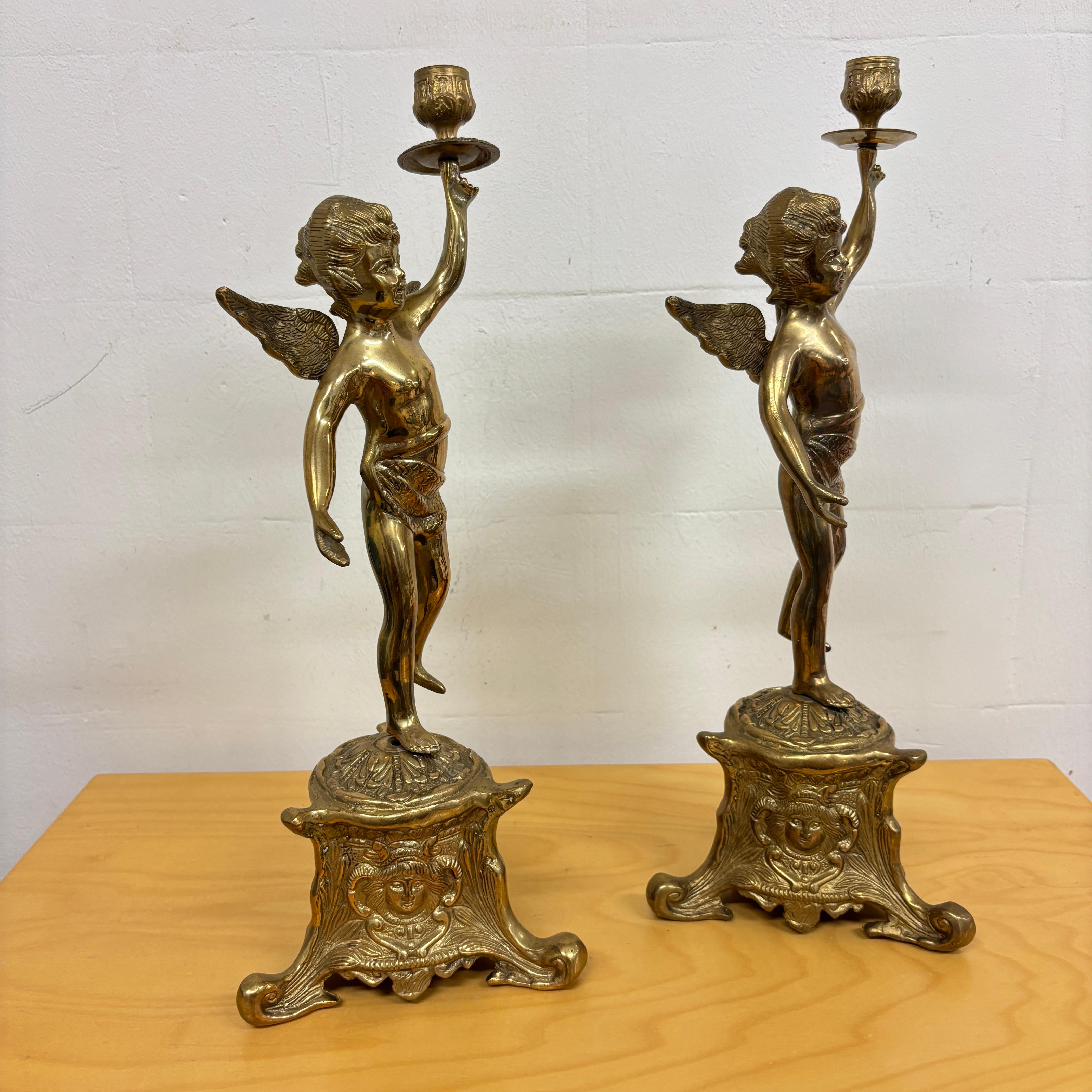 Paire de chandeliers italiens en bronze avec chérubin, milieu du 20e siècle Bon état - En vente à Turku, Finland