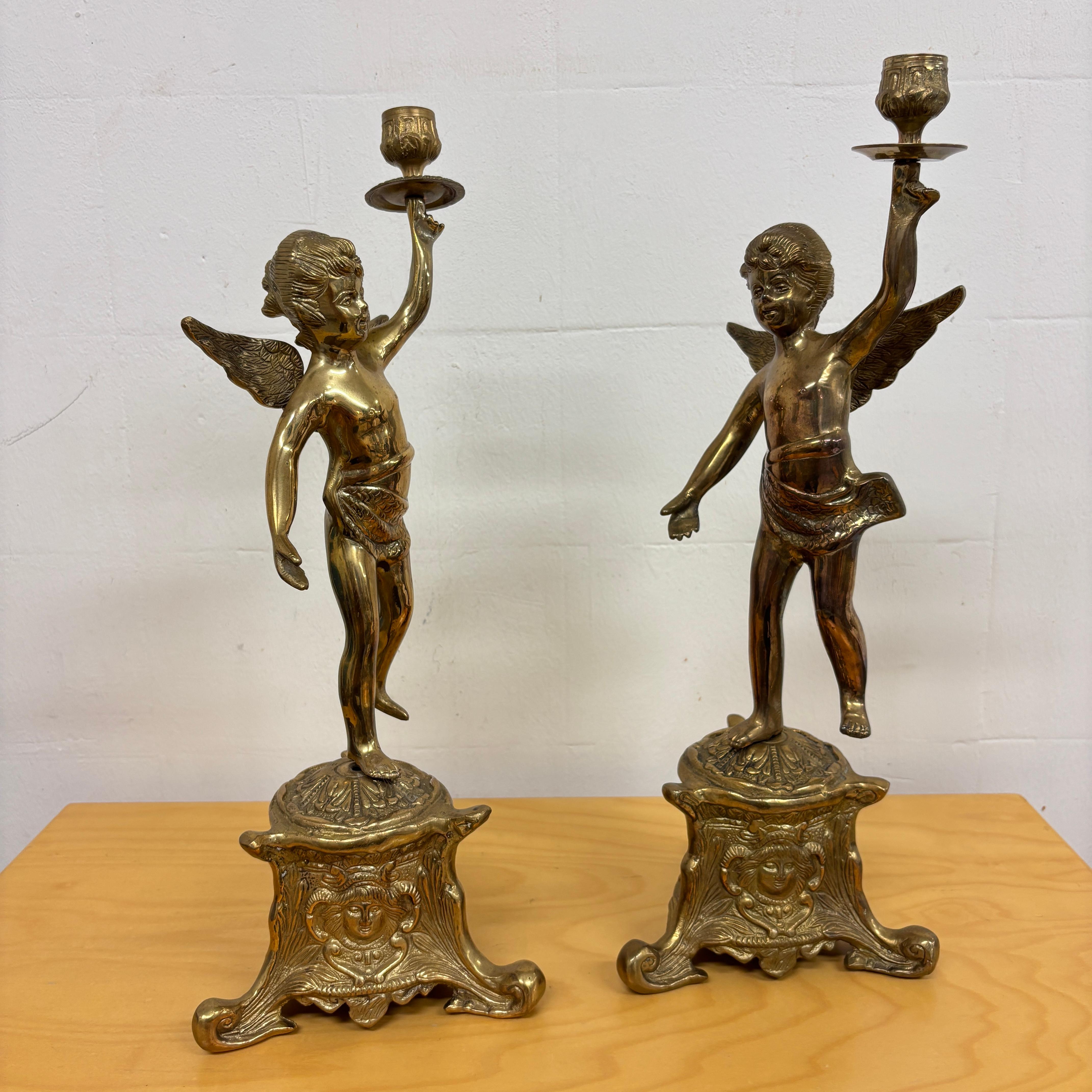 20ième siècle Paire de chandeliers italiens en bronze avec chérubin, milieu du 20e siècle en vente