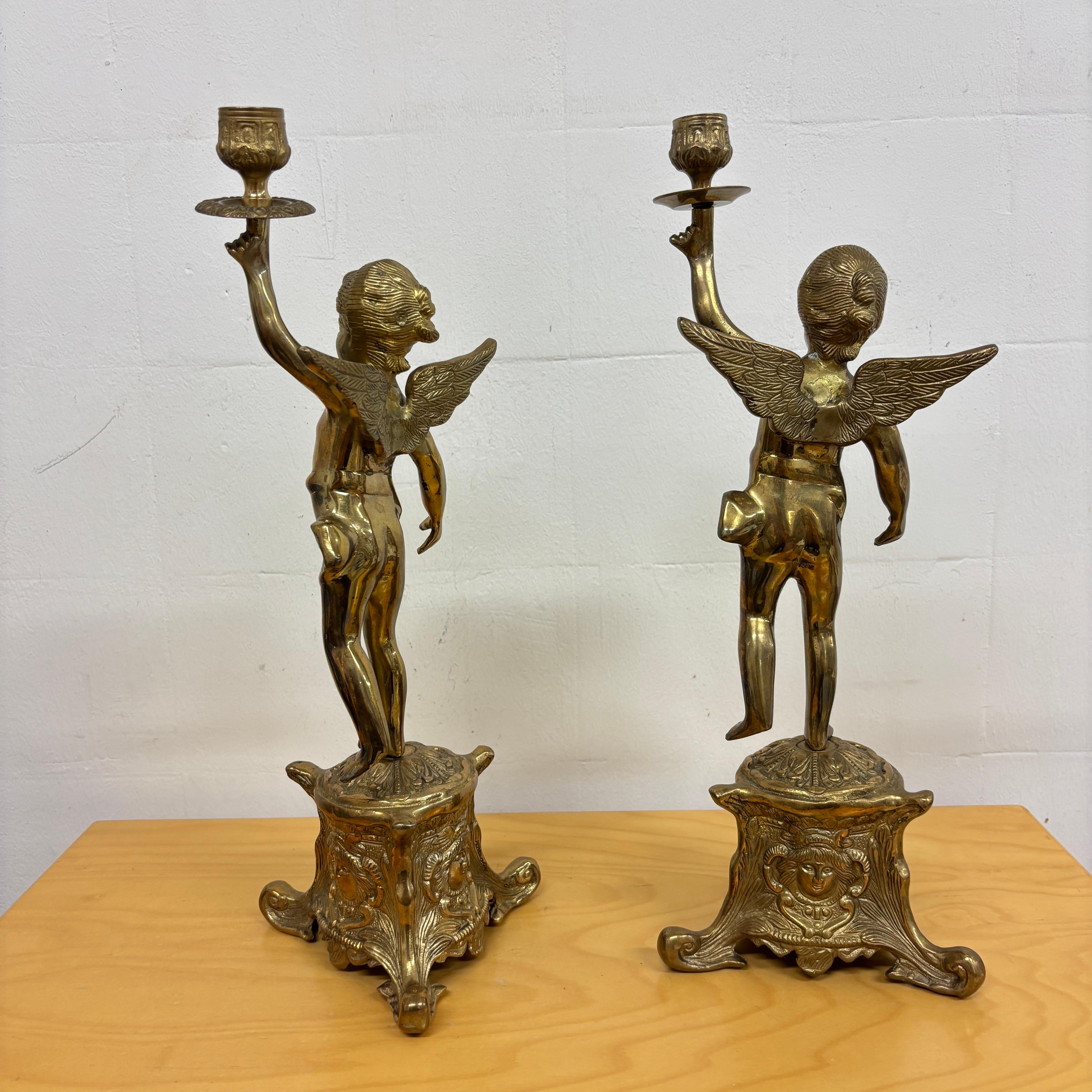 Bronze Paire de chandeliers italiens en bronze avec chérubin, milieu du 20e siècle en vente