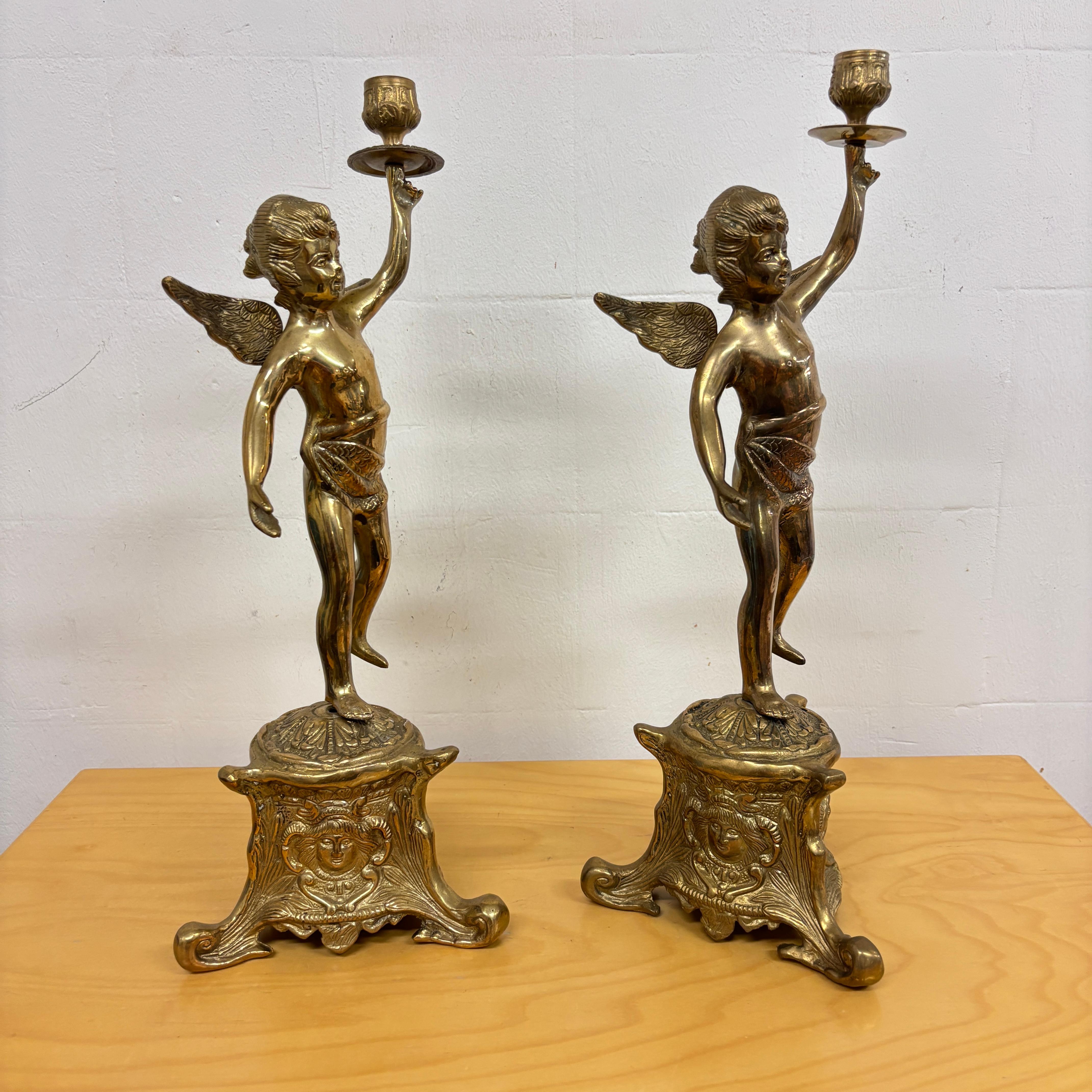 Paire de chandeliers italiens en bronze avec chérubin, milieu du 20e siècle en vente 2