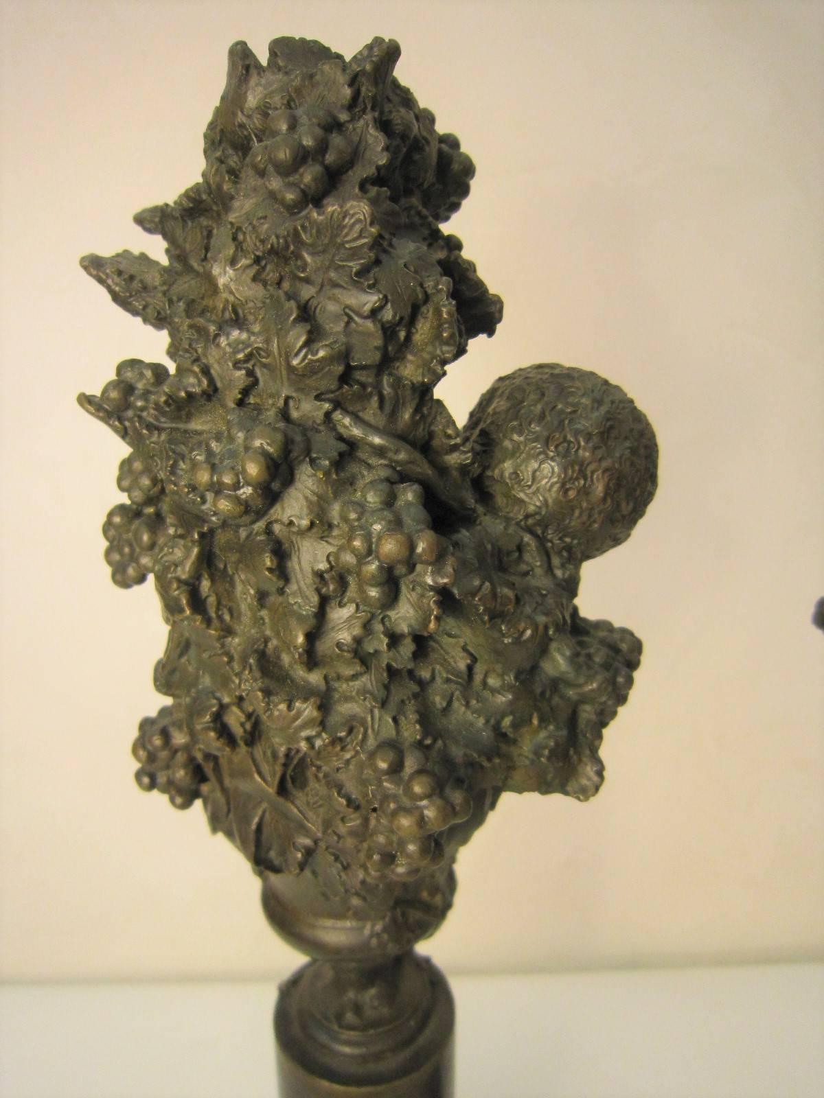 Paar italienische Cherub/ Putten-Kerzenständer aus Bronze (20. Jahrhundert) im Angebot