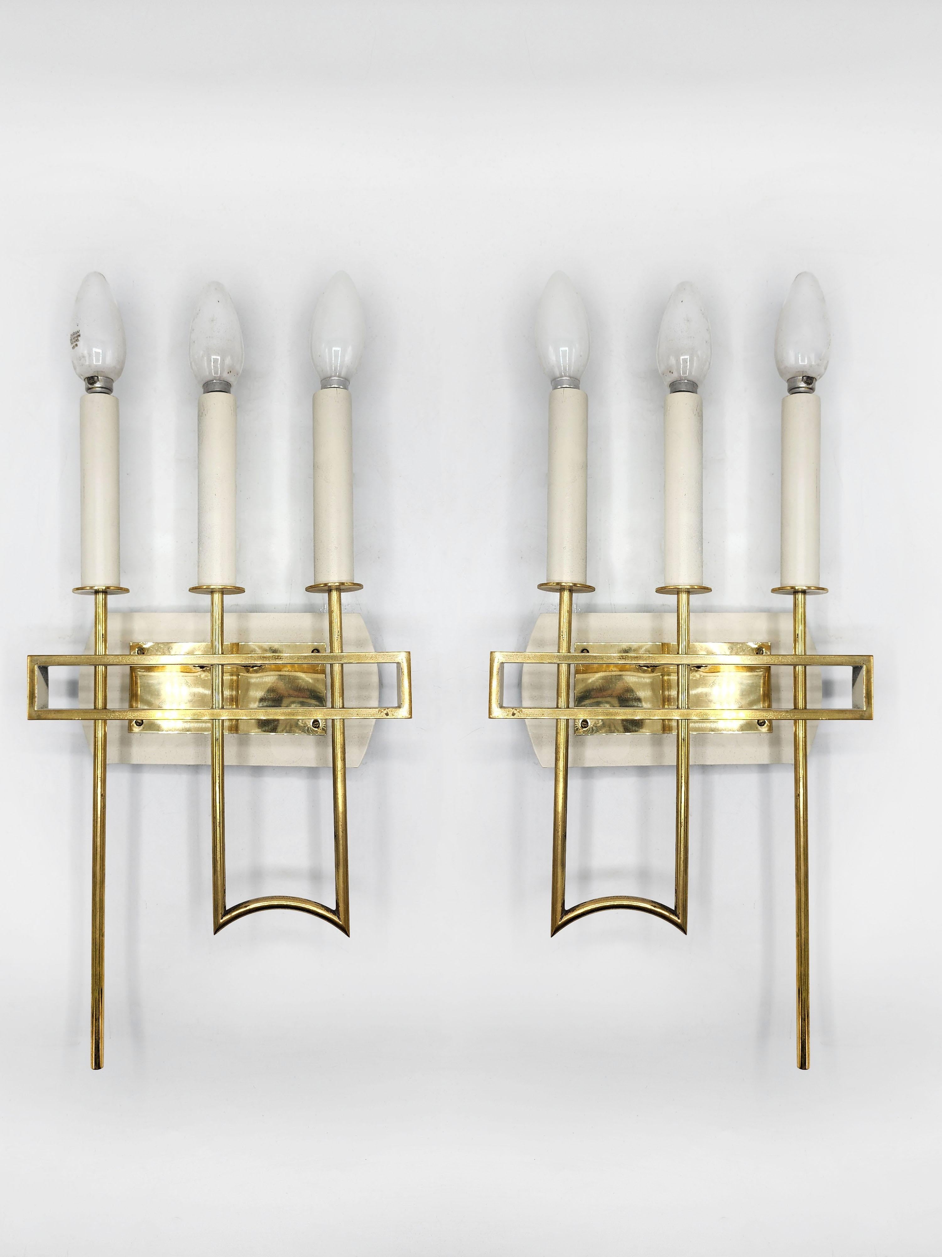 Pair of Italian bronze sconces
These beautiful golden bronze sconces try to make an allusion to the old chandeliers but with a more modern and minimalist design.
Measures:
Height: 48 centimeters
Length: 23 centimeters
Depth: 7.5 centimeters