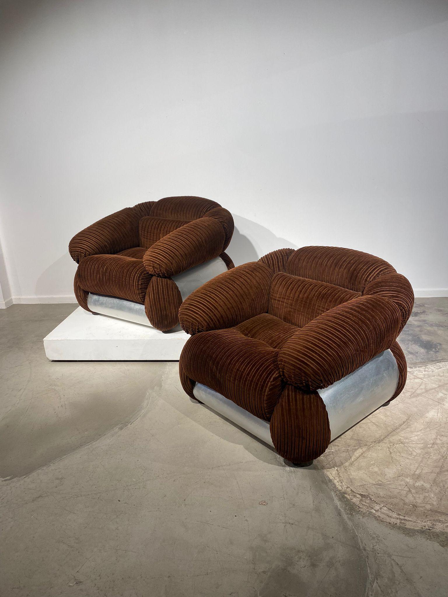 Pair of Italian Brown Corduroy Easy Chairs with Metal Base In Good Condition In Brussel, BE