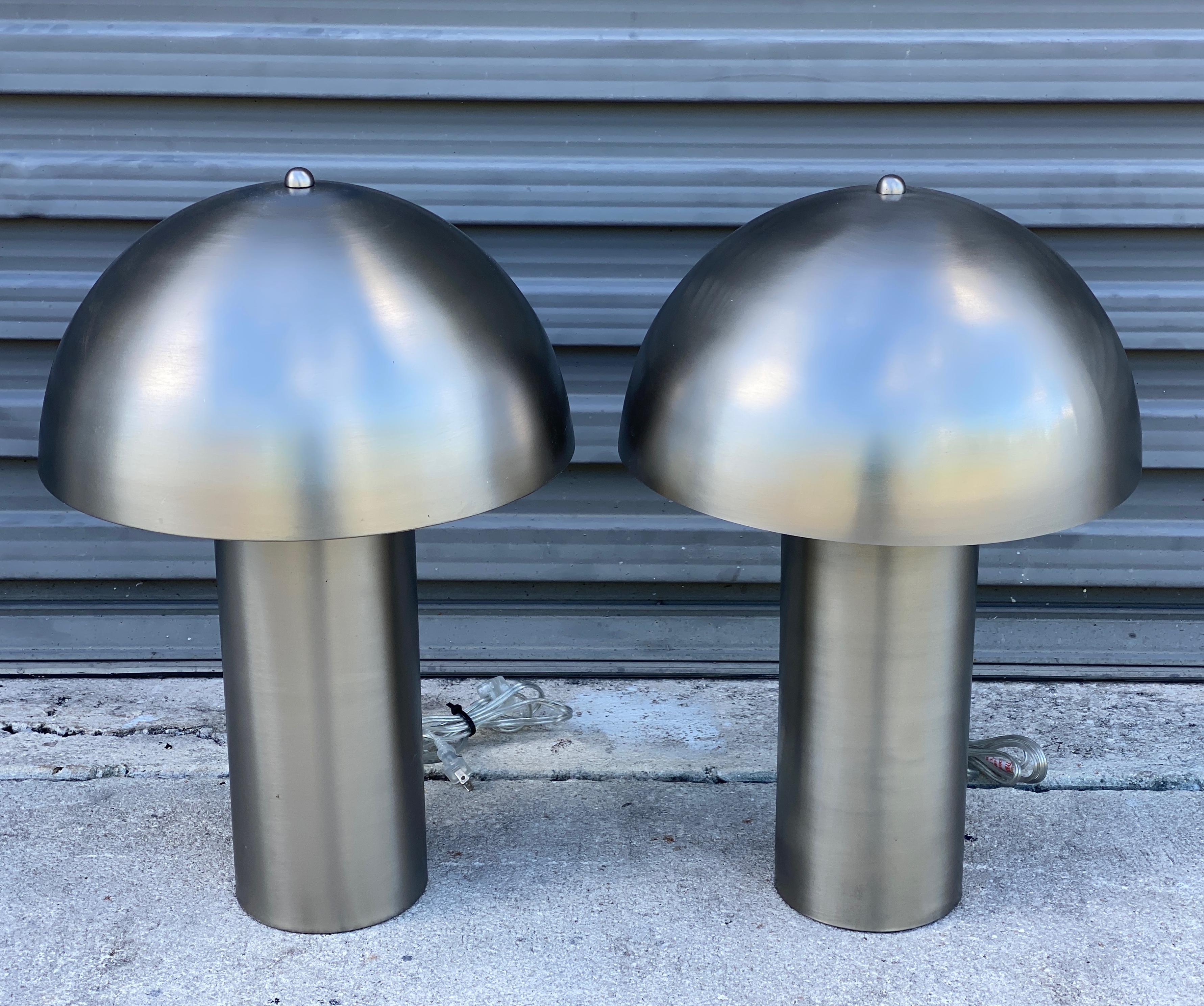 Coppia di lampade italiane a fungo in cromo spazzolato, stile Franco Mirenzi
Circa anni '80

Coppia di lampade a fungo in cromo spazzolato, realizzate nello stile di Franco Mirenzi negli anni Ottanta. Ciascuna lampada, alta 21 pollici, presenta una