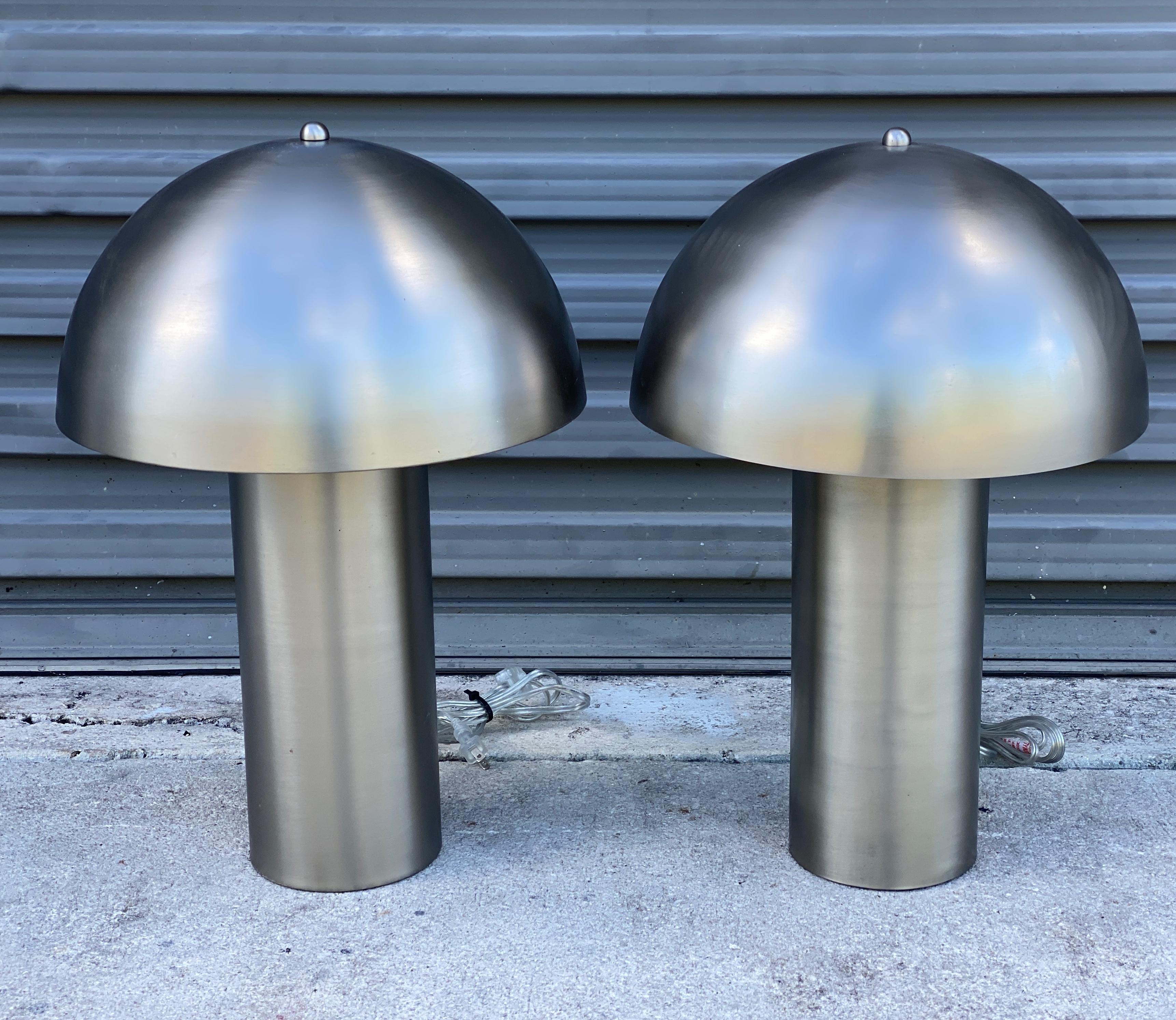 Mid-Century moderno Coppia di lampade italiane a fungo in cromo spazzolato, stile Franco Mirenzi in vendita
