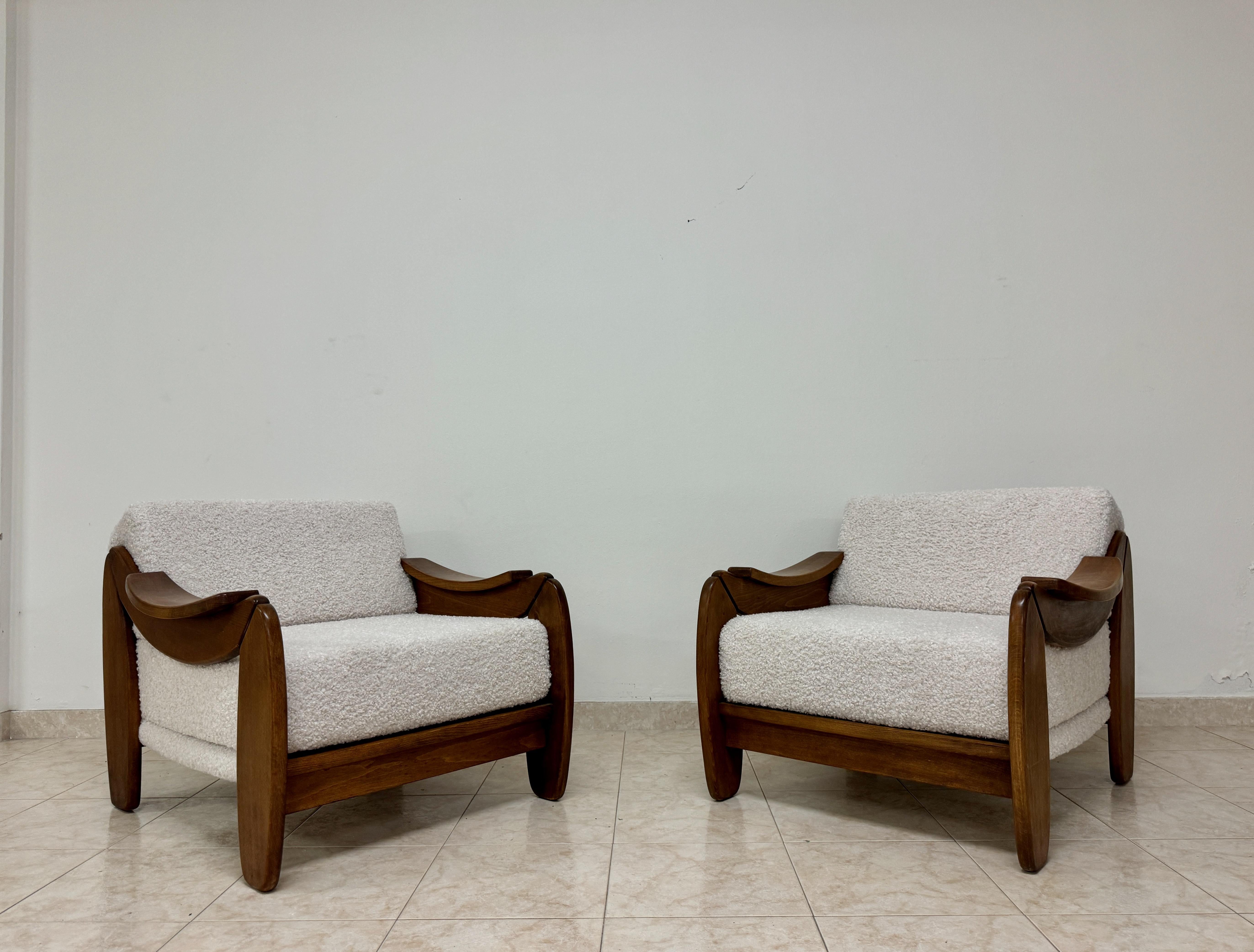Paire de fauteuils

Cadre de forme inhabituelle

Revêtement en bouclette

Normalement en stock en Italie mais peut être fabriqué sur commande si ce n'est pas le cas. Plusieurs options de tissus sont disponibles.

Hauteur du siège 39cm

Italie