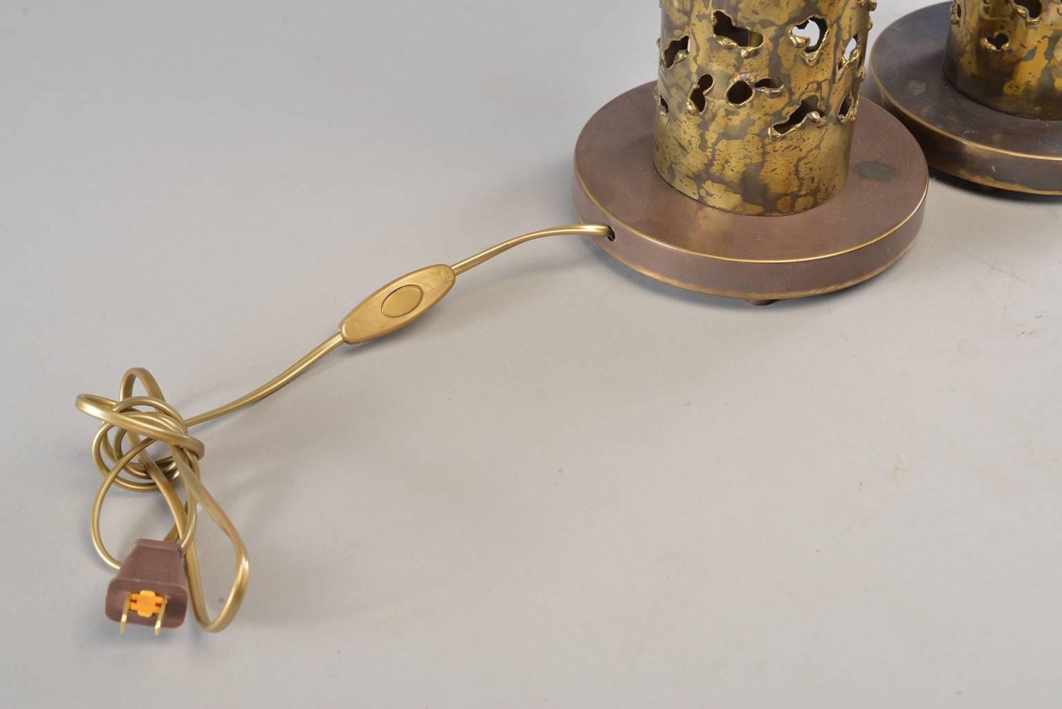 Paar italienische schräge, schräge Messinglampen im brutalistischen Stil, Fackelschliff im Zustand „Hervorragend“ im Angebot in Troy, MI